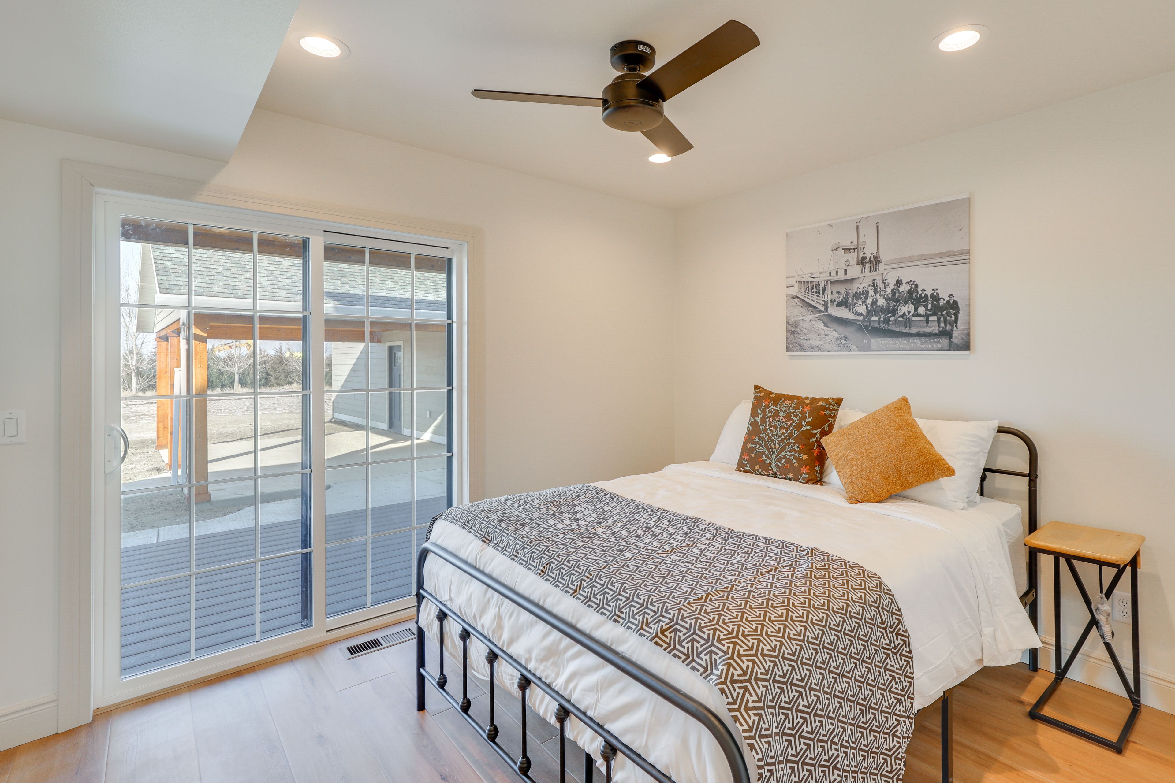 Bedroom 1 | Queen Bed | 1st Floor