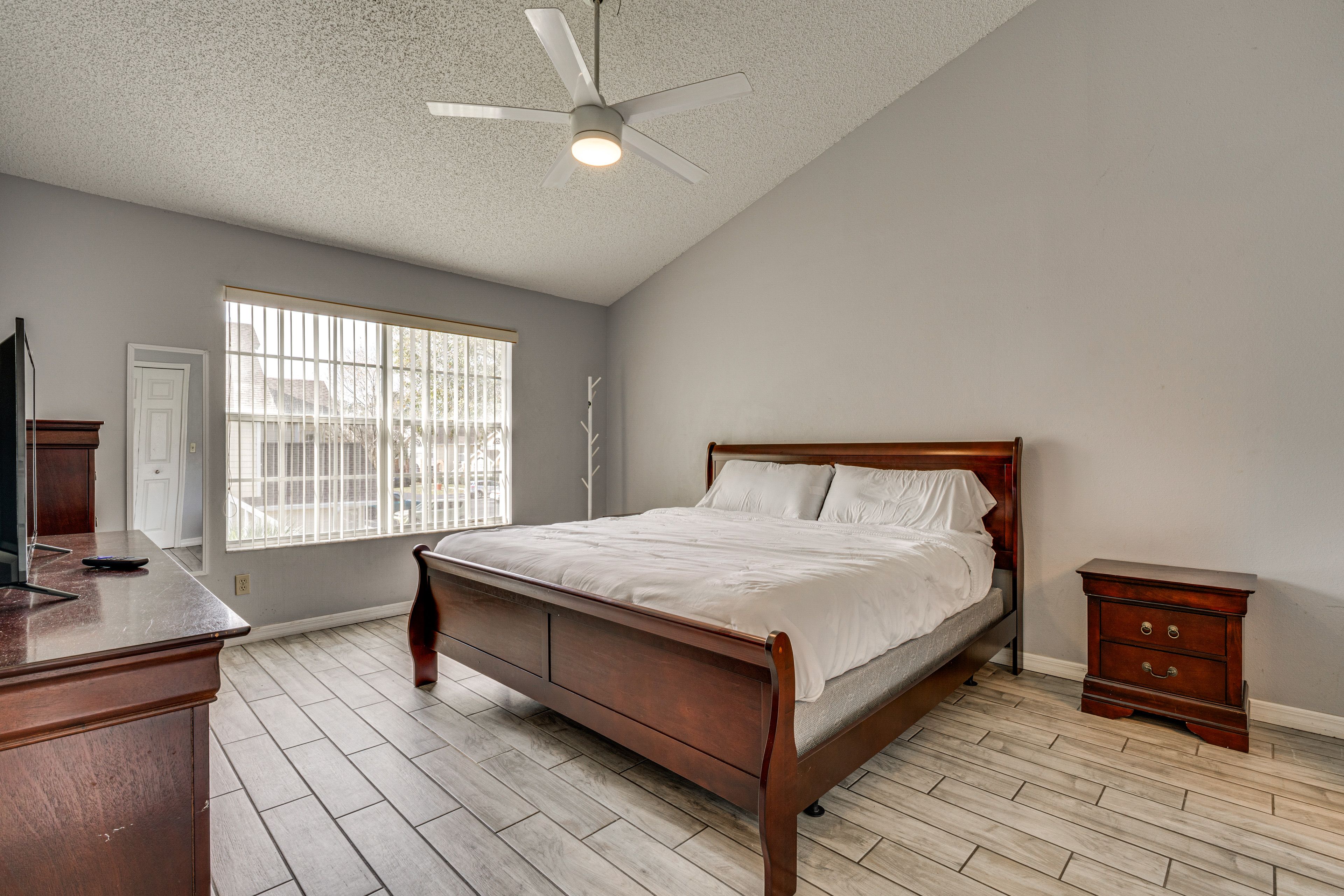 Bedroom 1 | King Bed