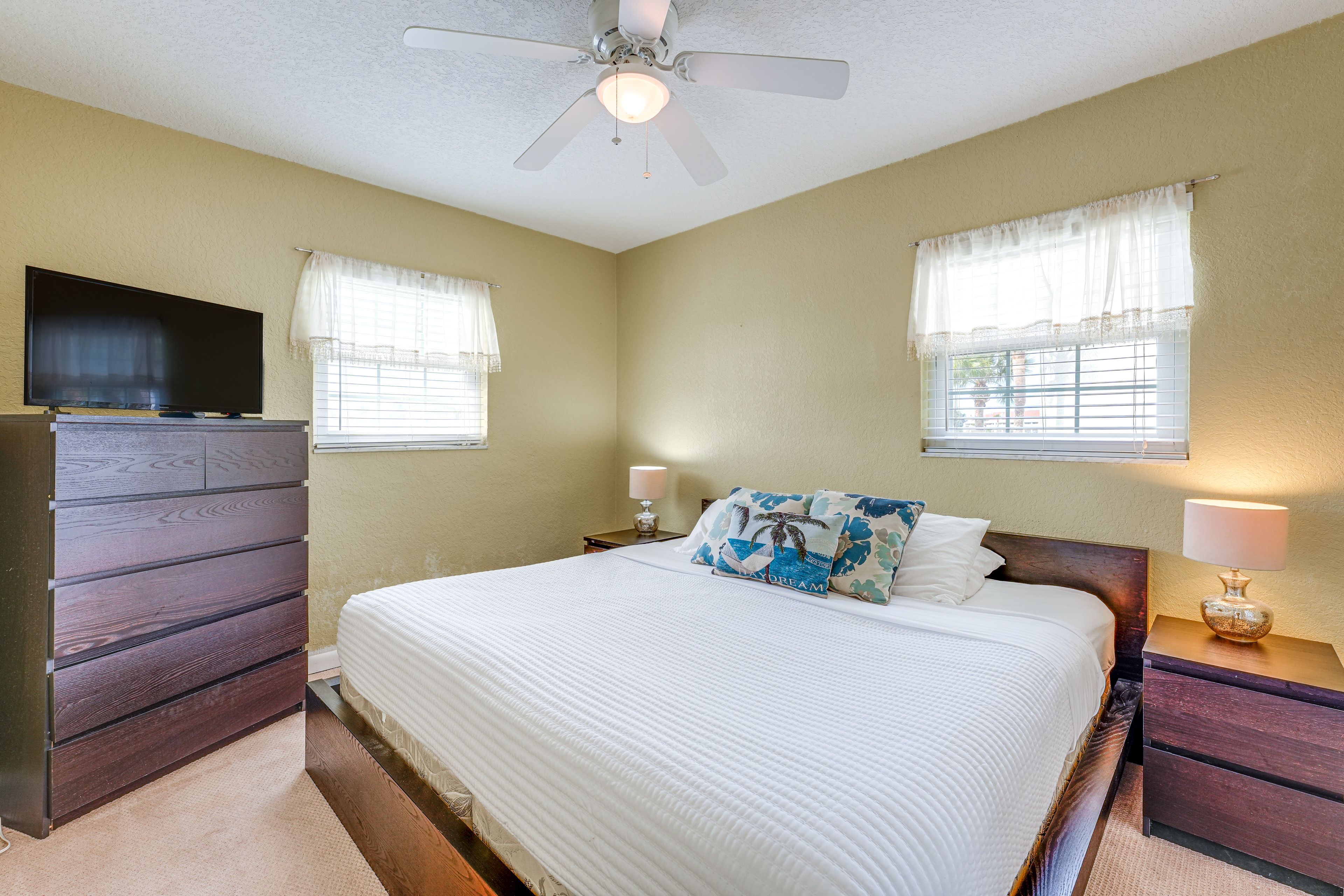 Bedroom 1 | King Bed