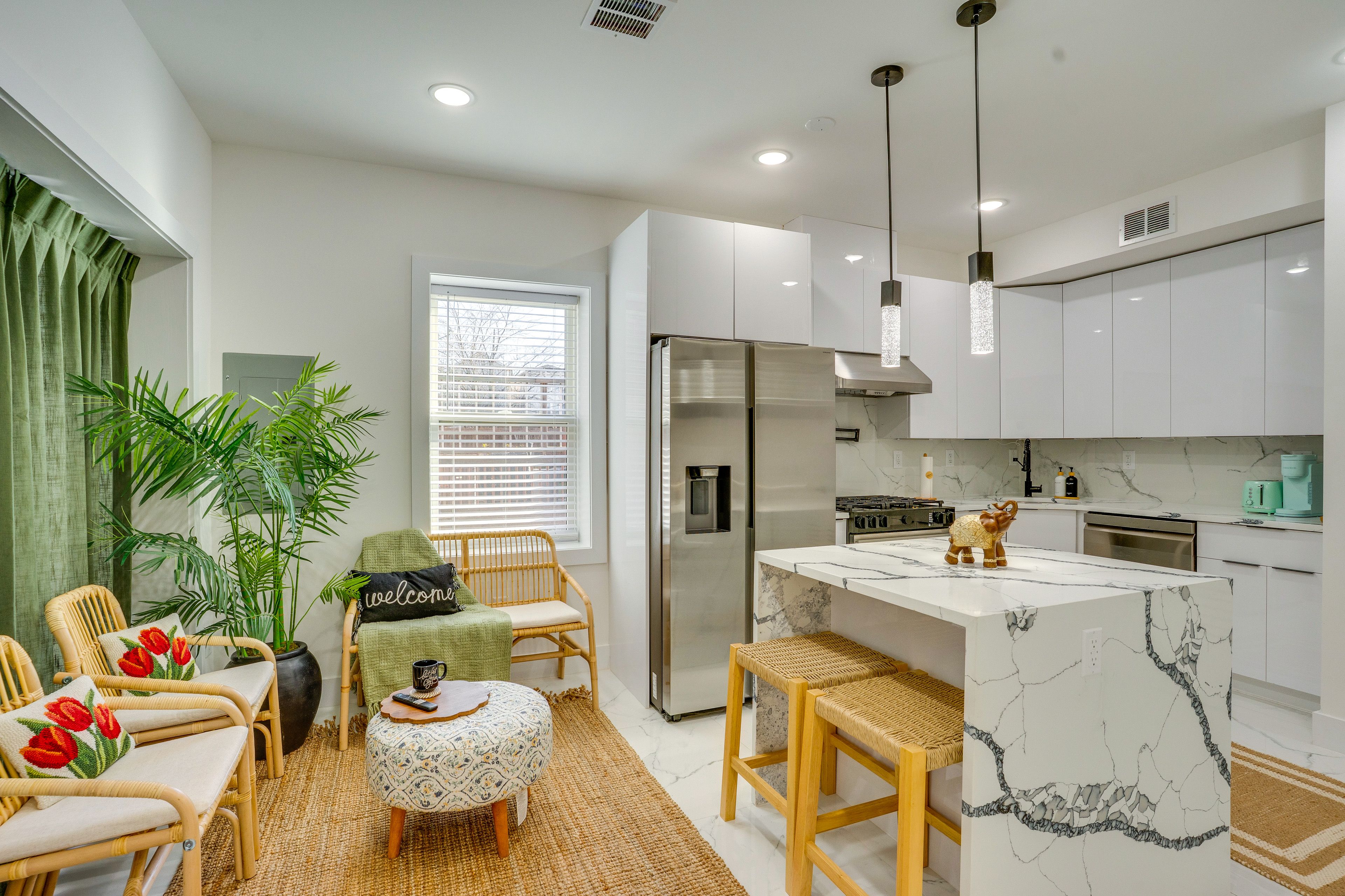 Sitting Area (Detached Unit) | 2nd Kitchen | 2-Unit Combo | 2,300 Sq Ft