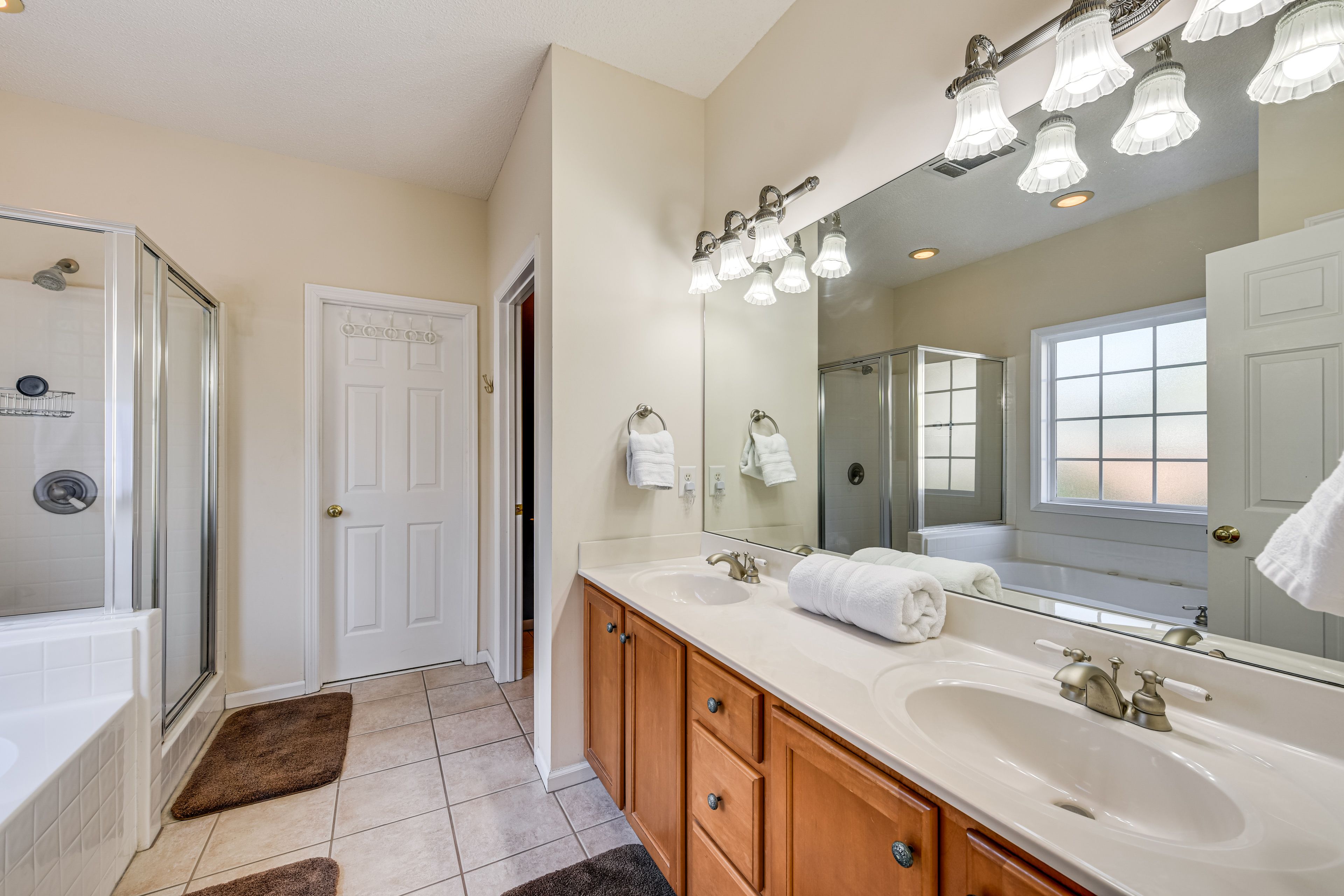 En-Suite Bathroom | 1st Floor