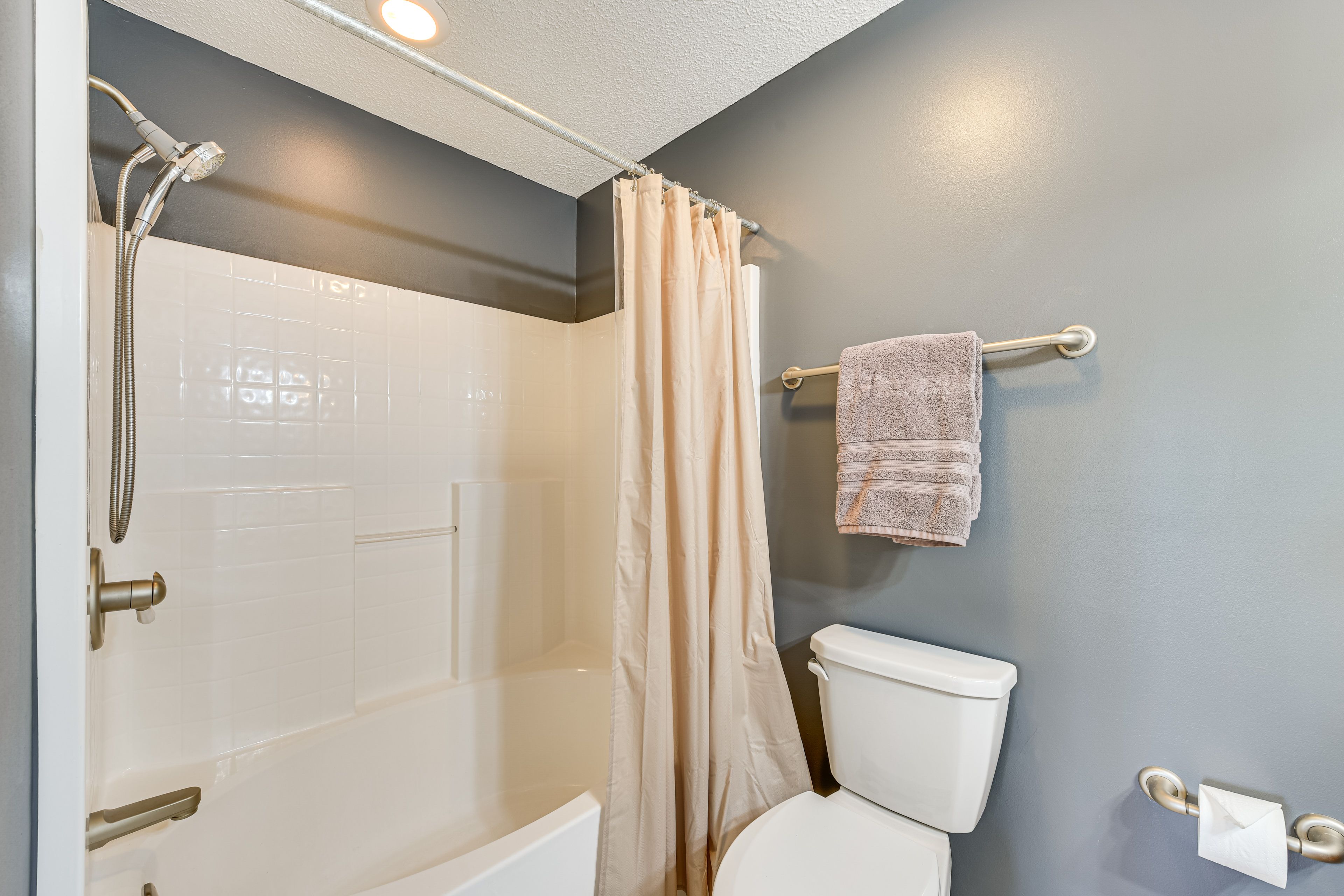 En-Suite Bathroom | 2nd Floor