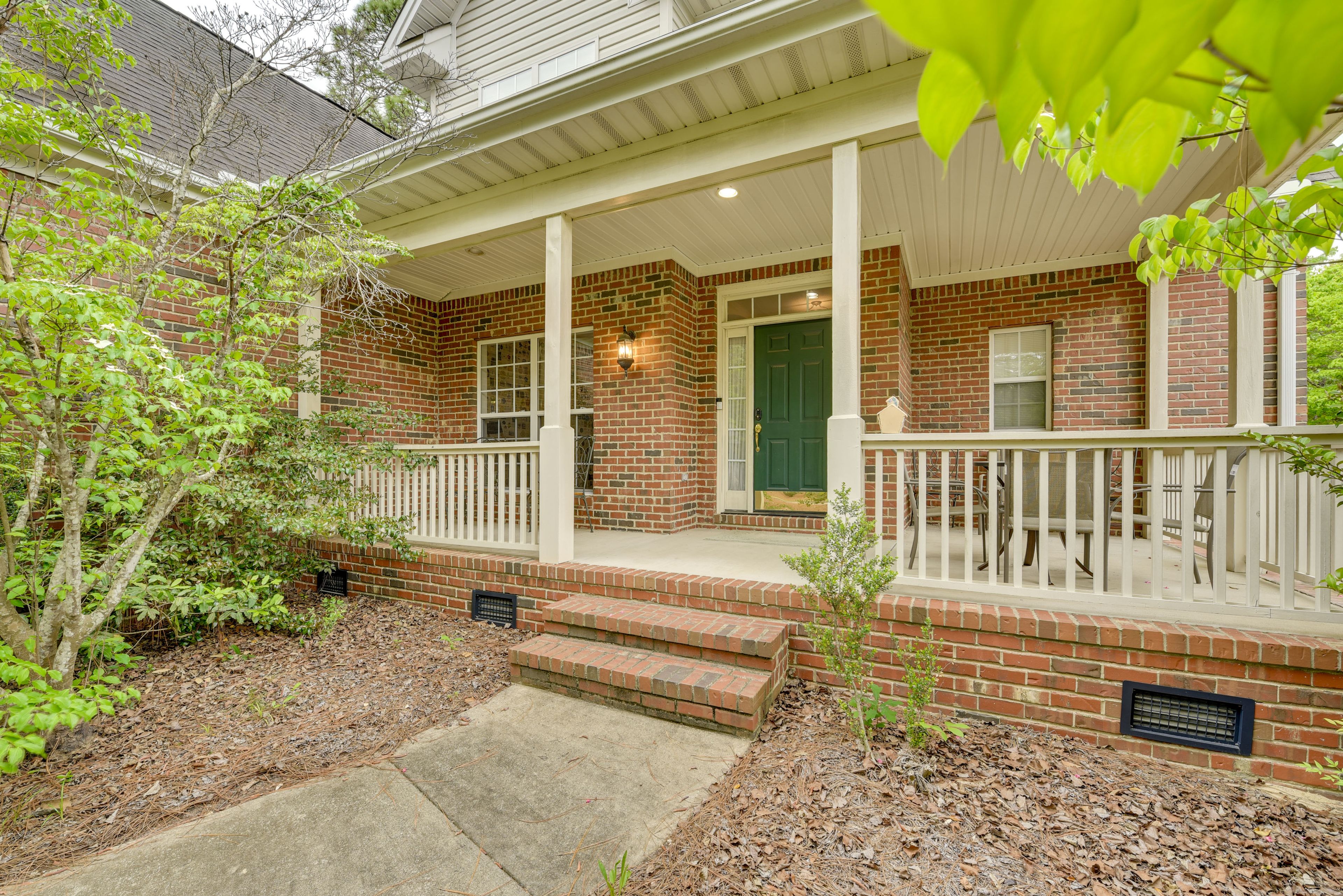 Covered Porch | Dining Area