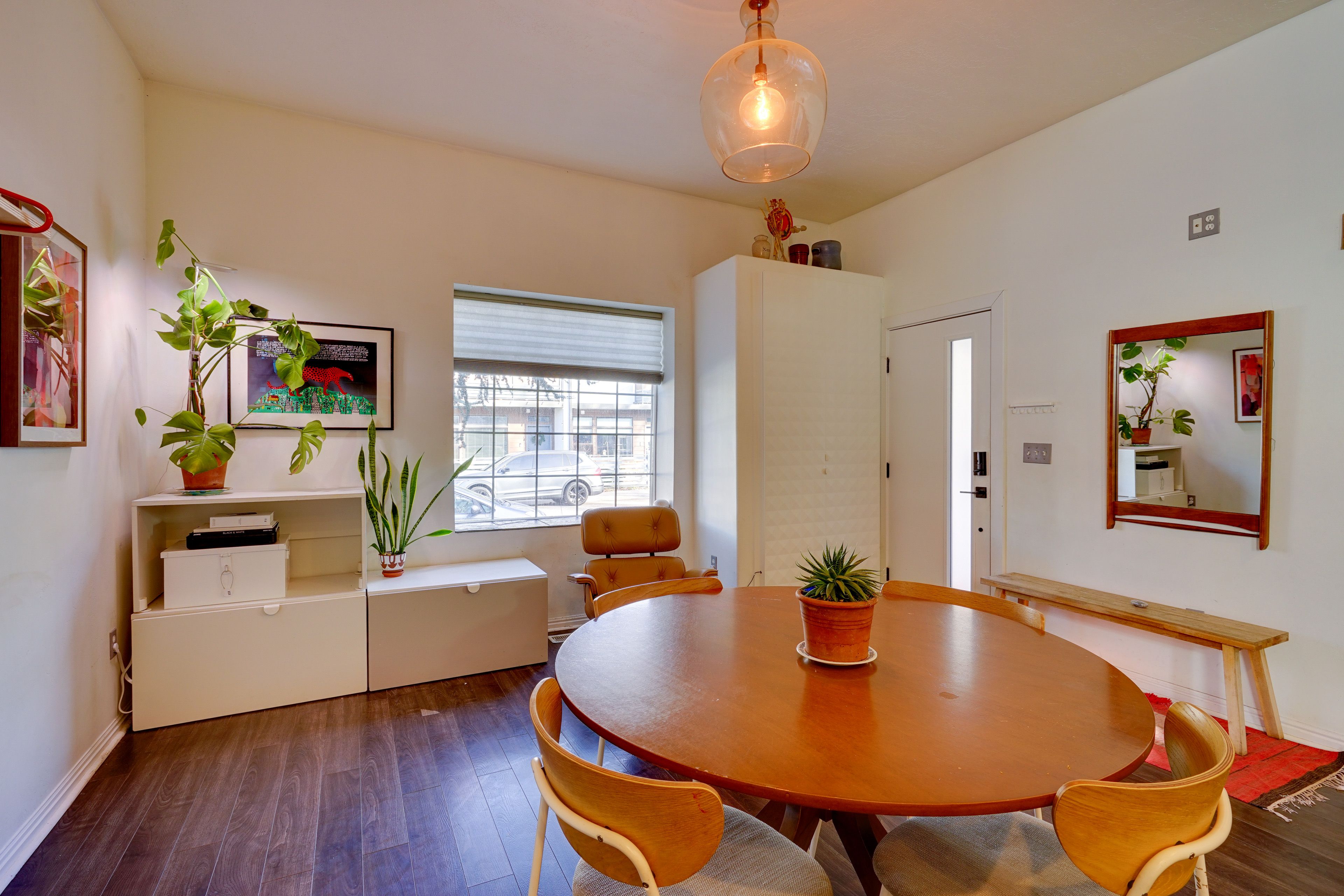Dining Area | Dishware/Flatware Provided