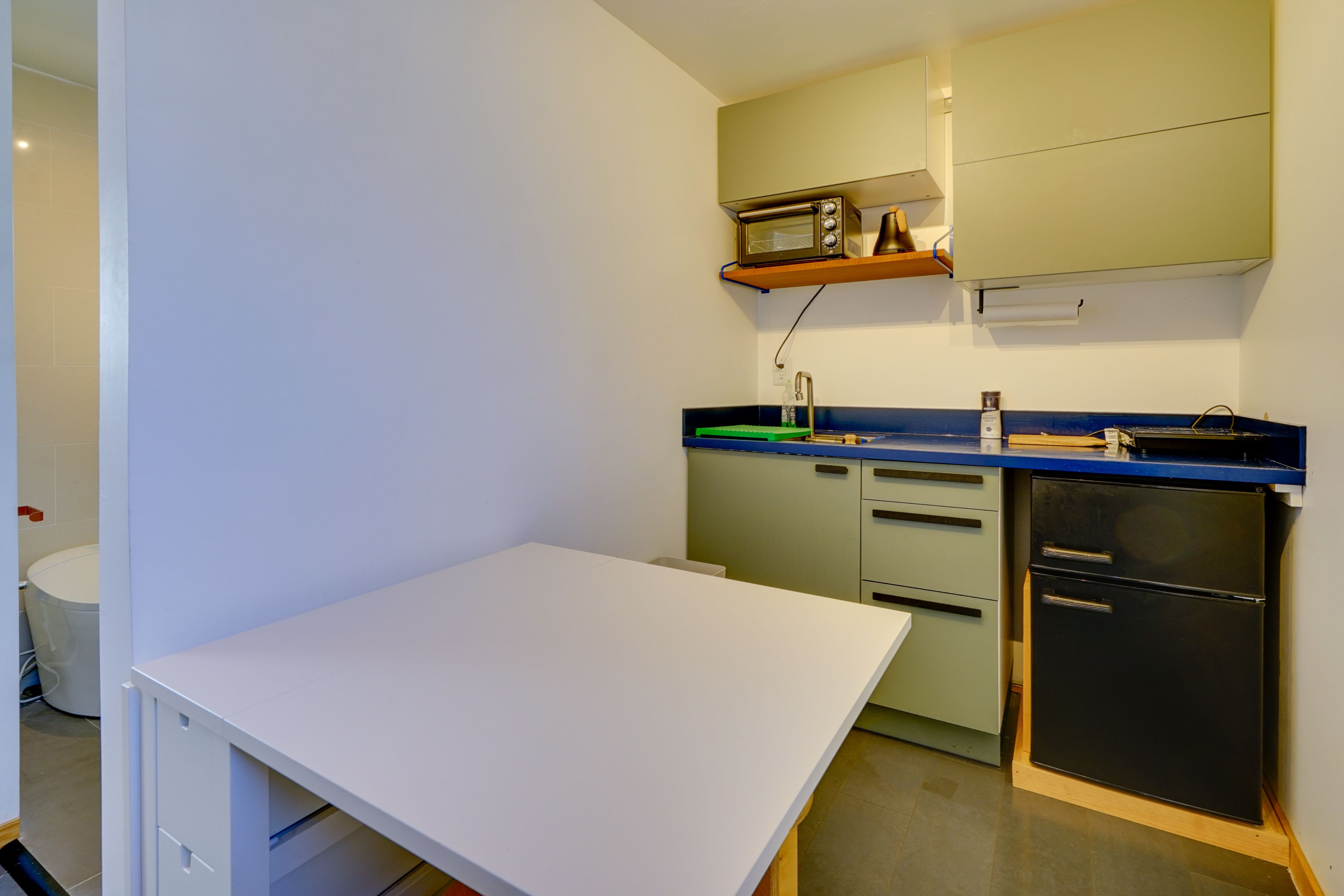 Kitchenette | Hot Plate | Mini Refrigerator