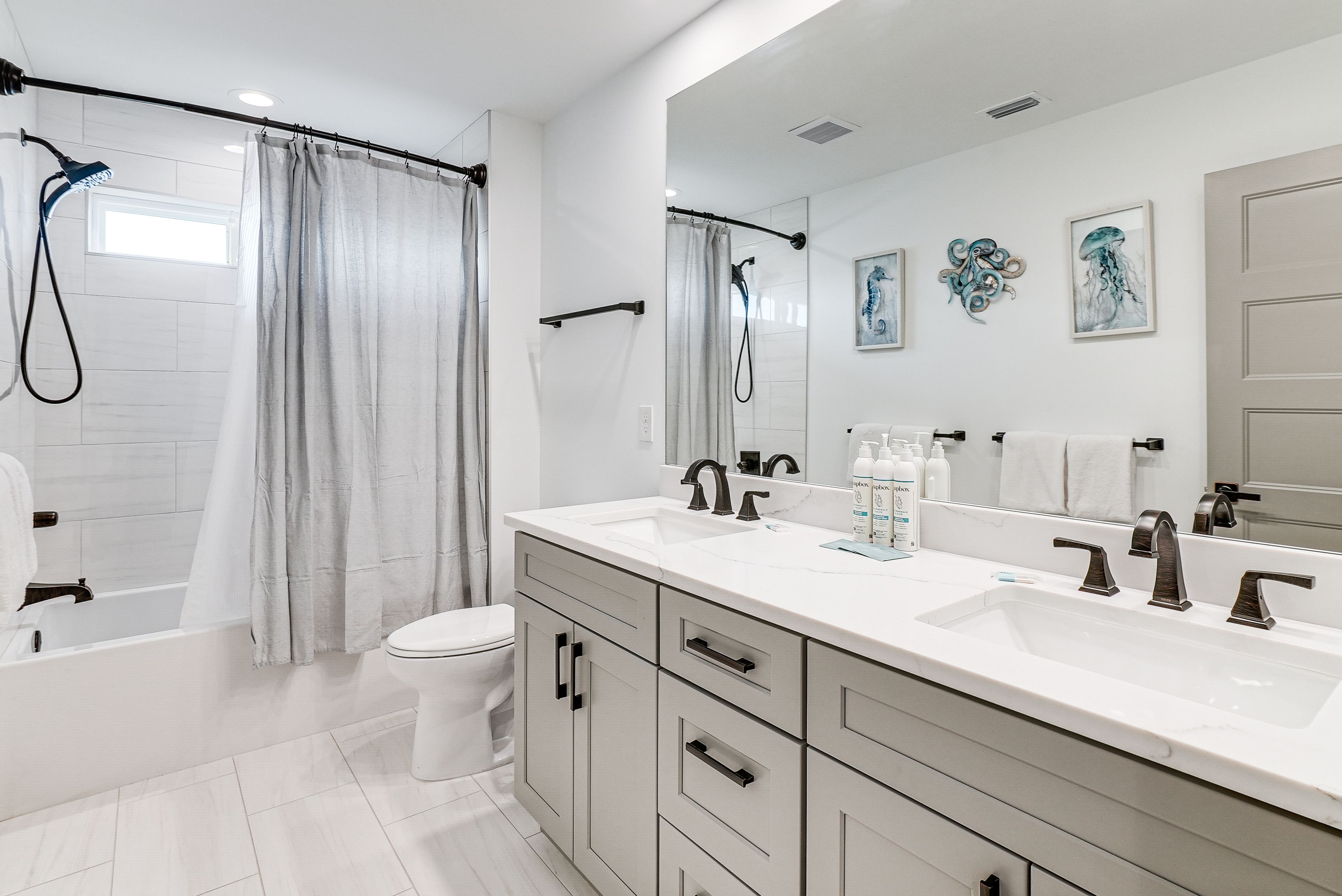 Full Bathroom | Upper Level