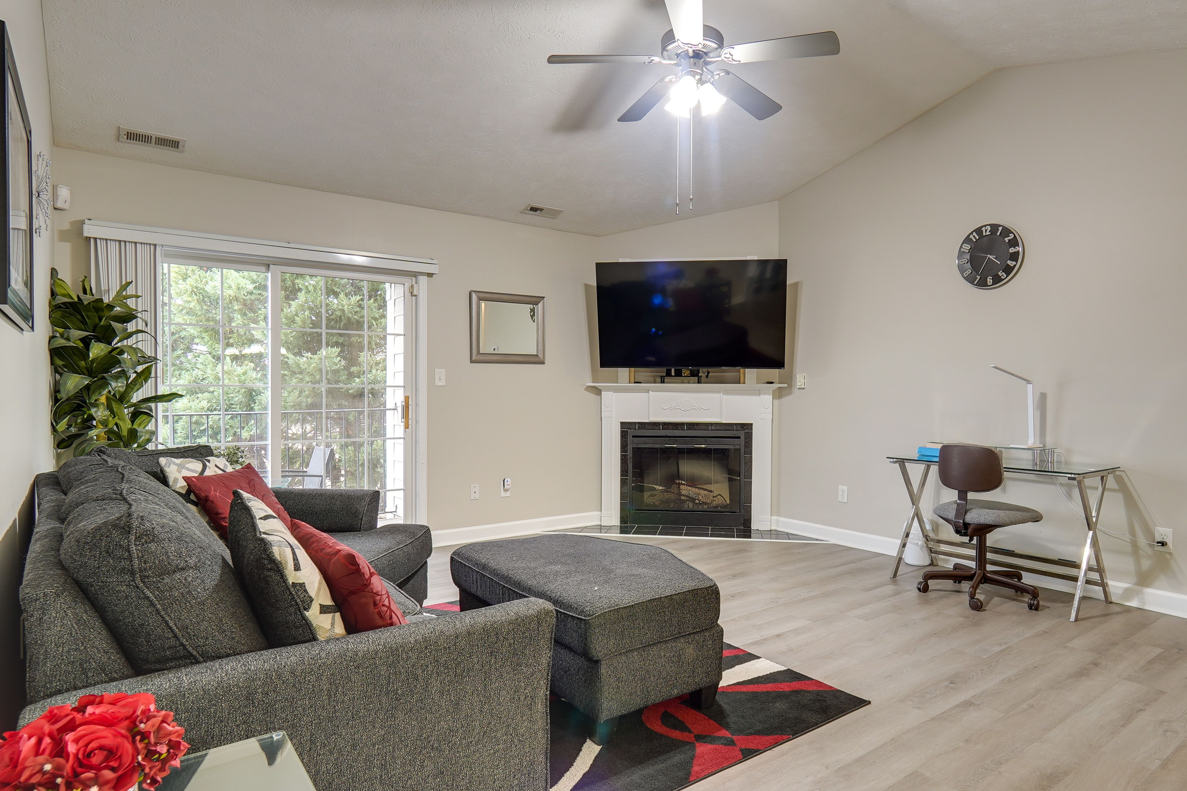 Living Room | Free WiFi | Fireplace