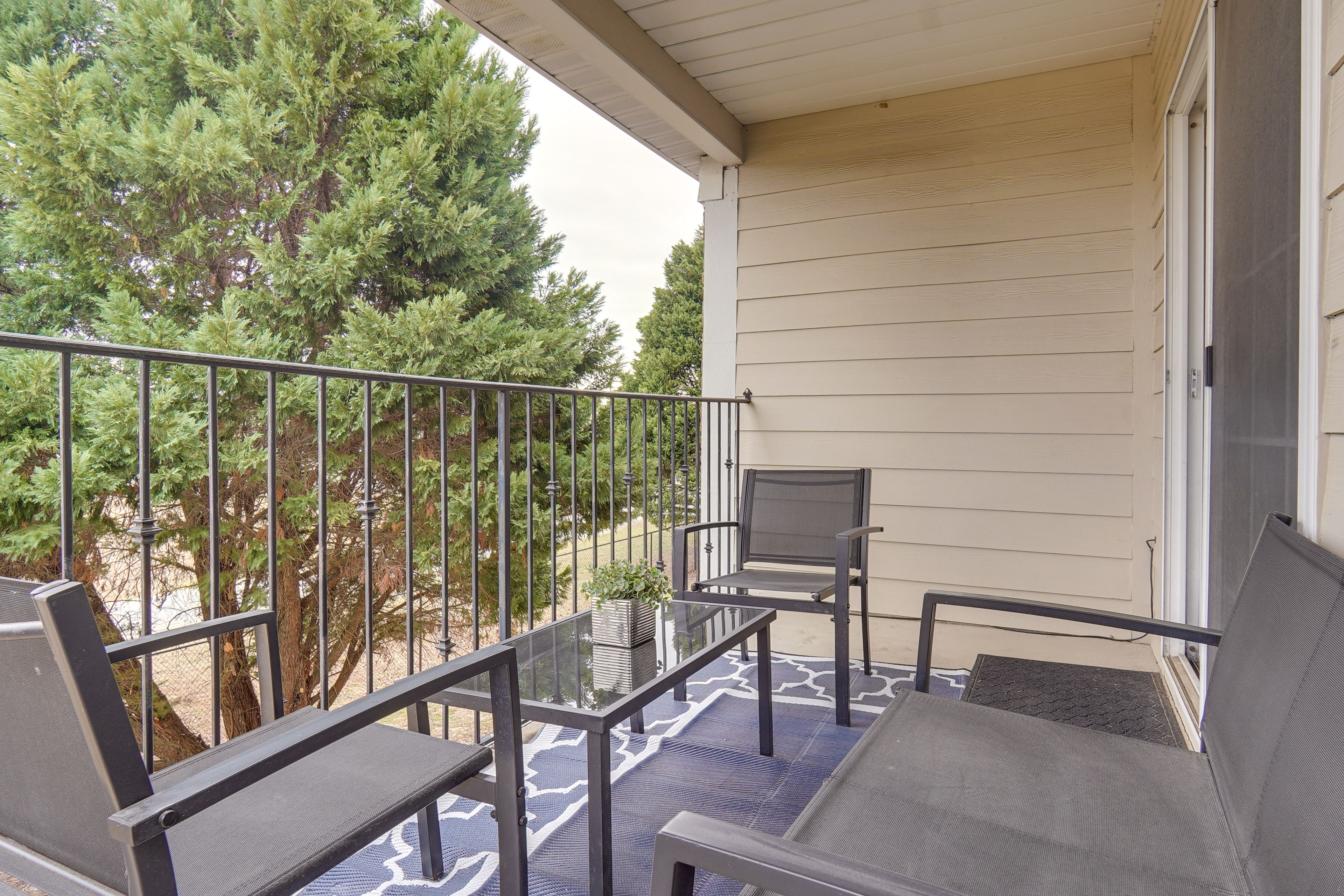 Fayetteville Vacation Rental | 2BR | 2BA | 1,354 Sq Ft | Stairs to Access