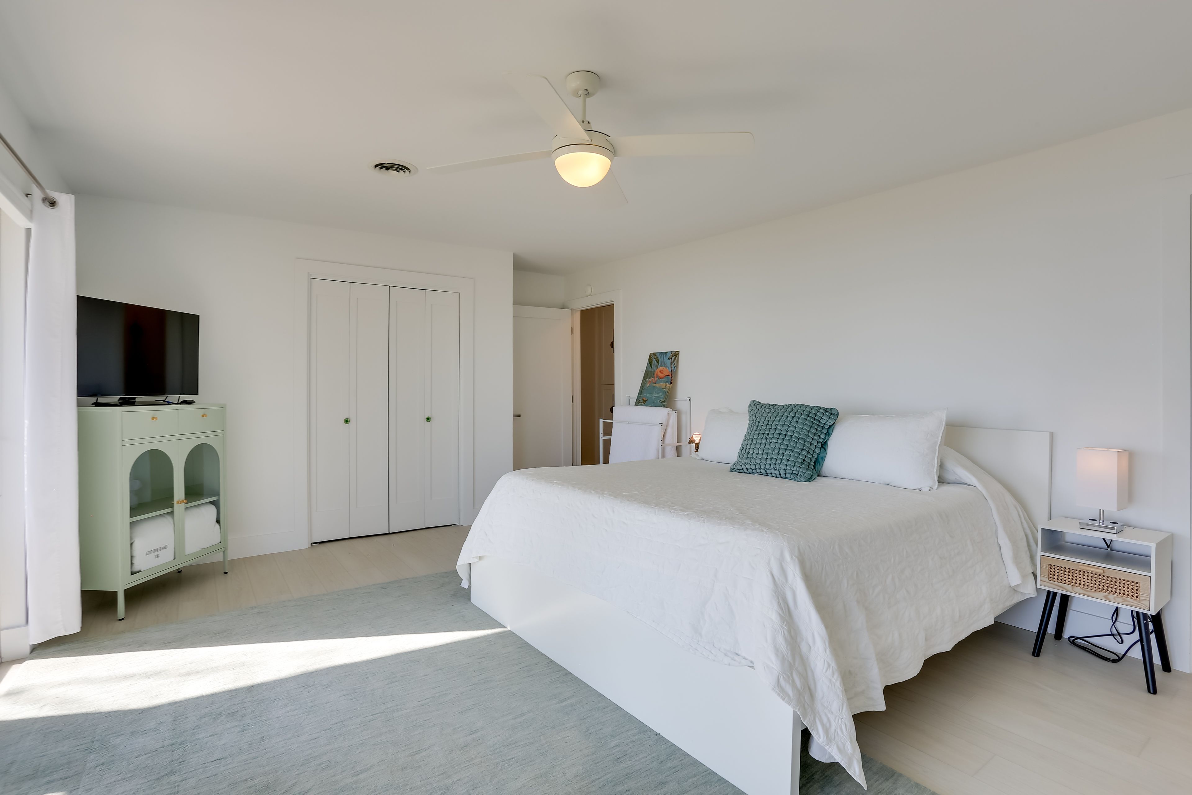 Bedroom 1 | King Bed