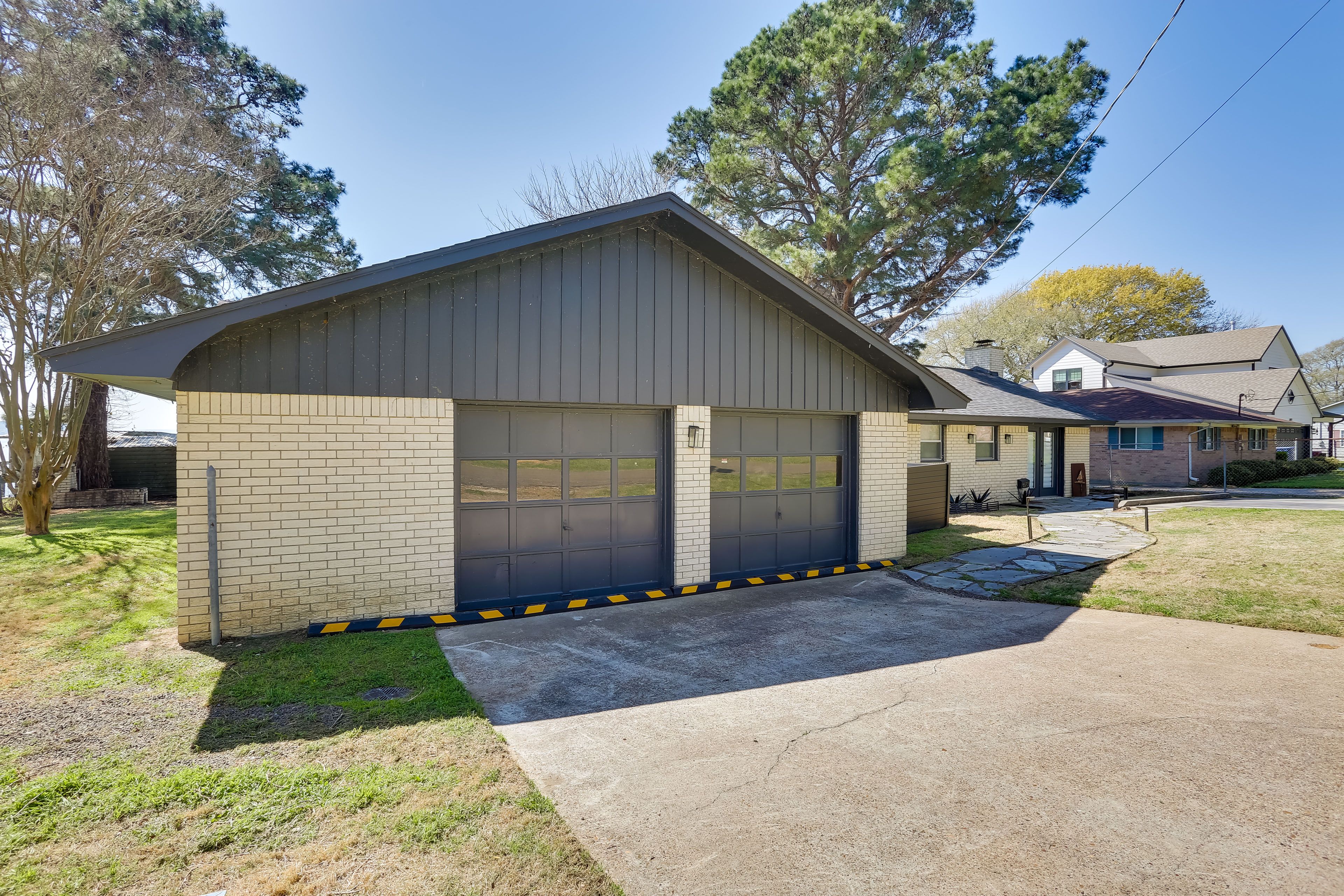 2 Driveways | 4 Vehicles