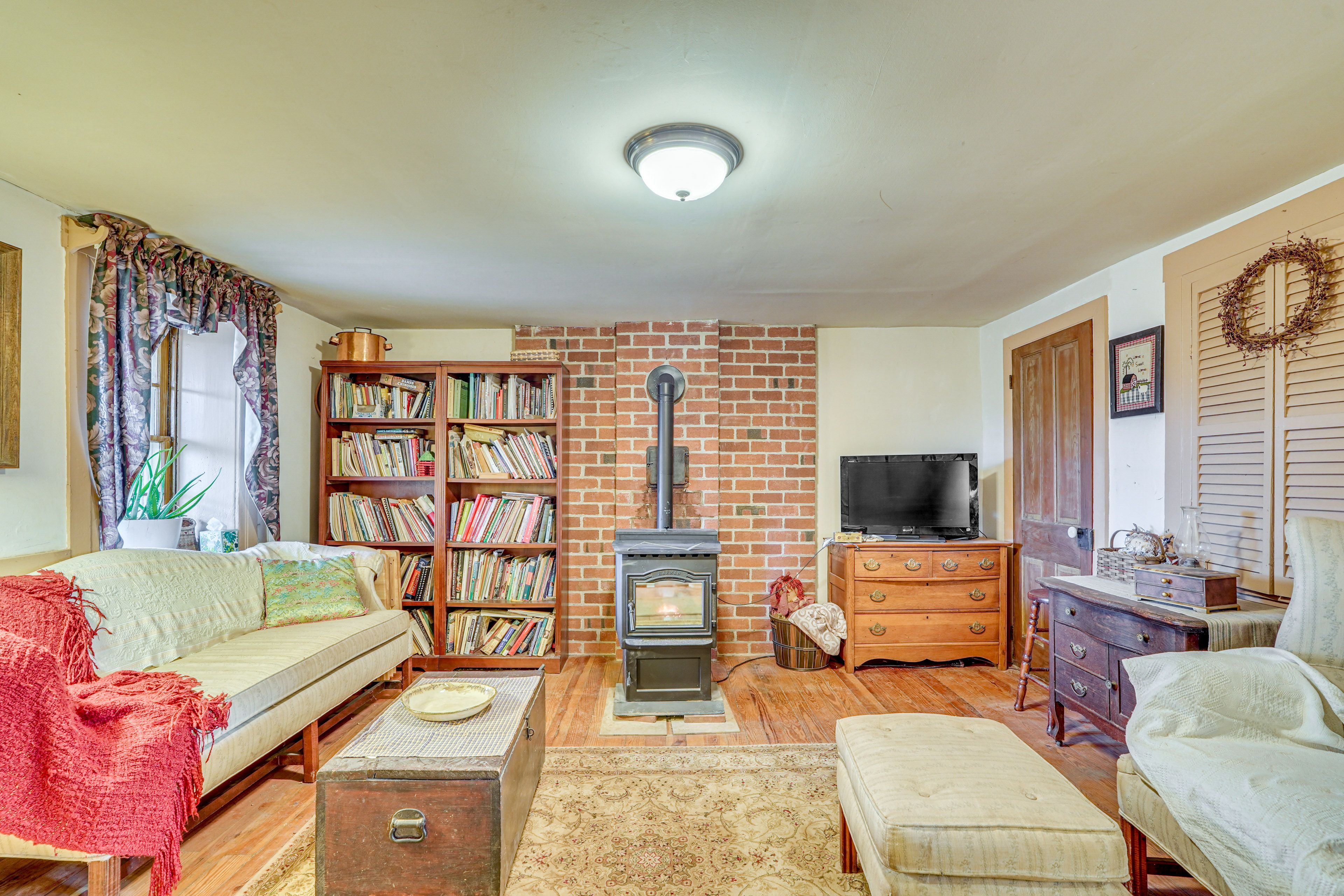 Living Room | Books | Flat-Screen TV | 1st Floor