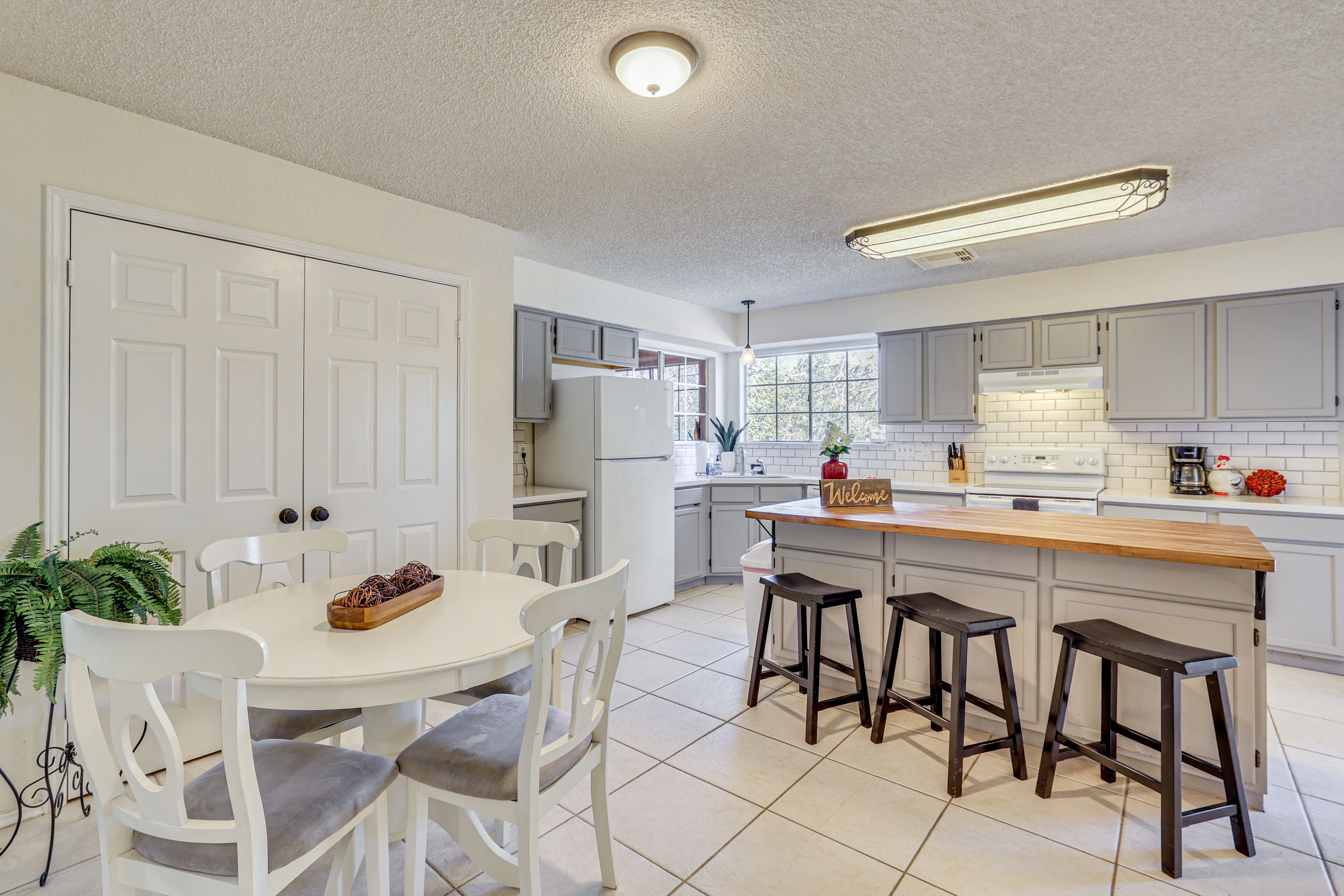 Kitchen & Dining Area | Island Seating