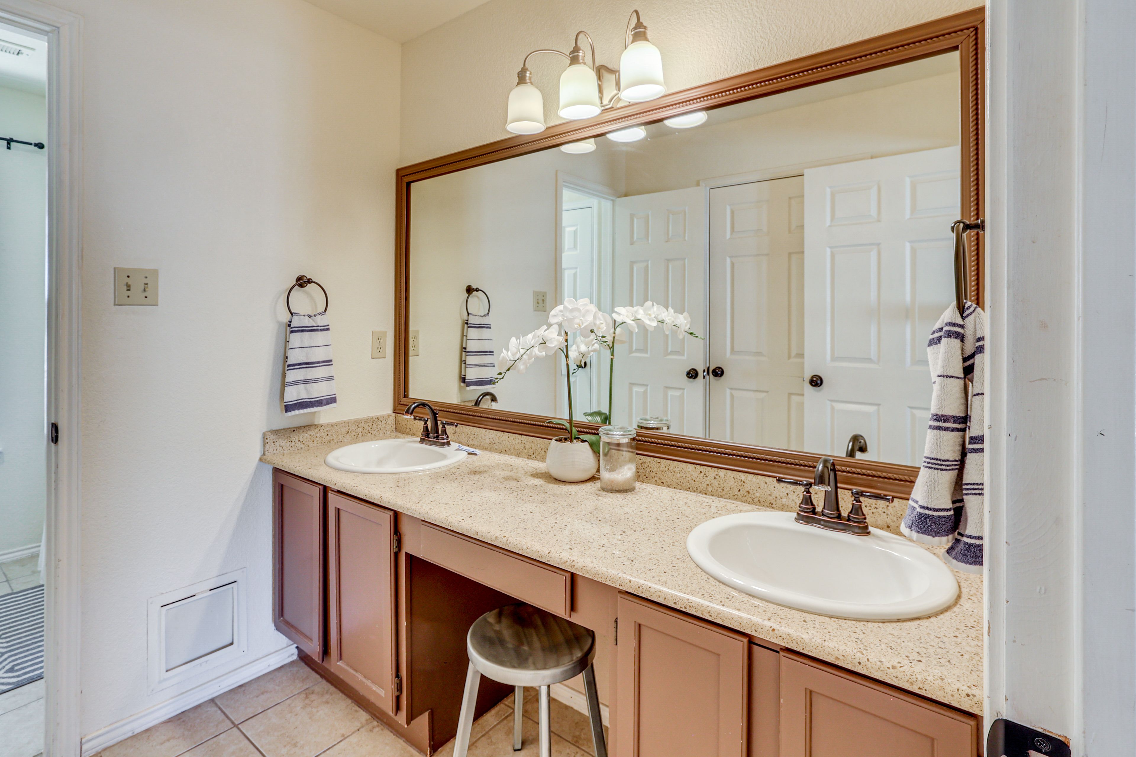 En-Suite Bathroom | Dual Sinks | 1st Floor