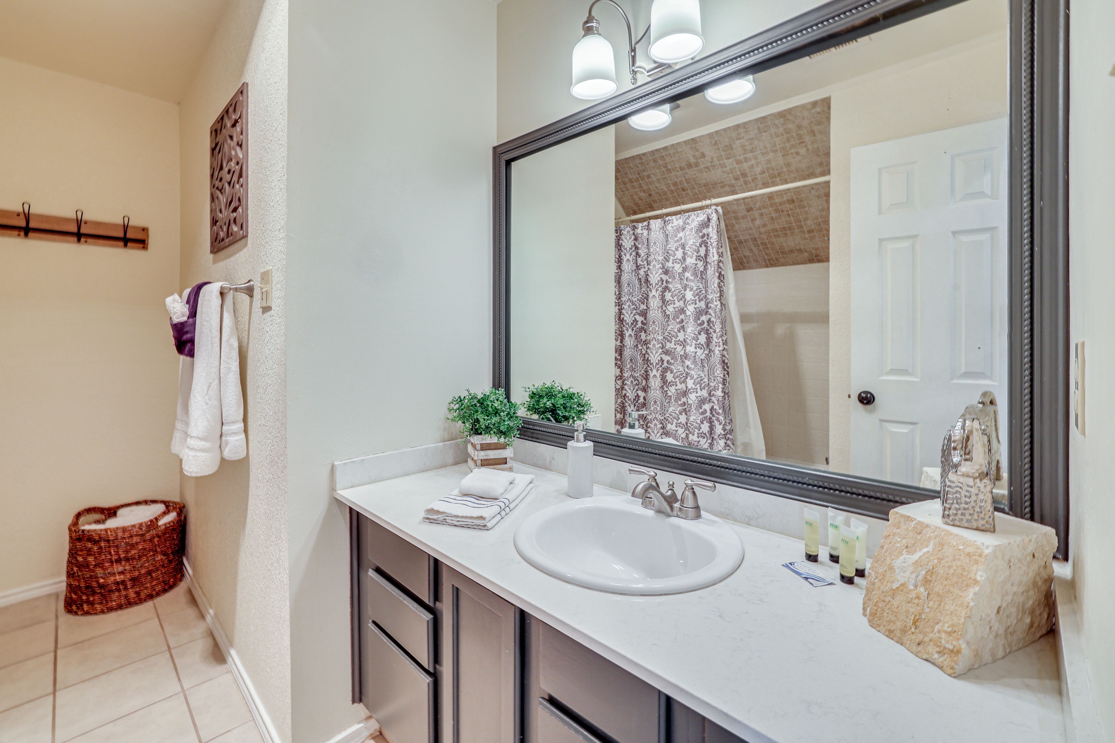 Full Bathroom | Towels & Linens Provided | 2nd Floor