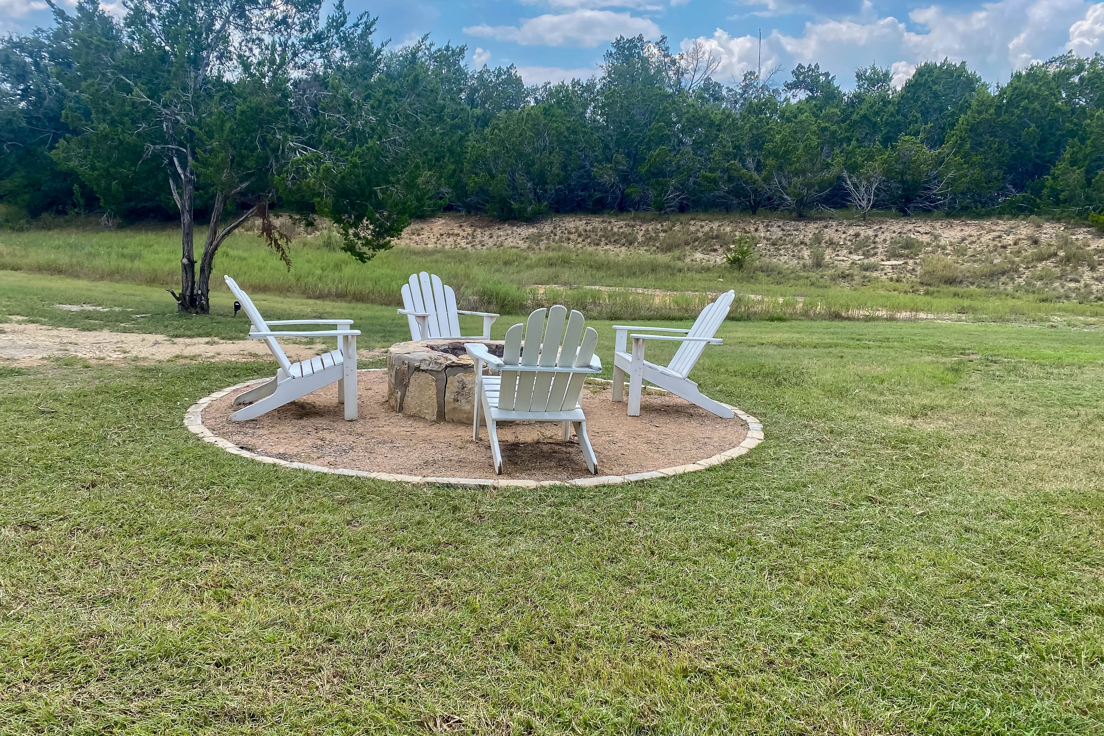 Spacious Yard | Fire Pit (Wood Not Provided) | Horseshoes