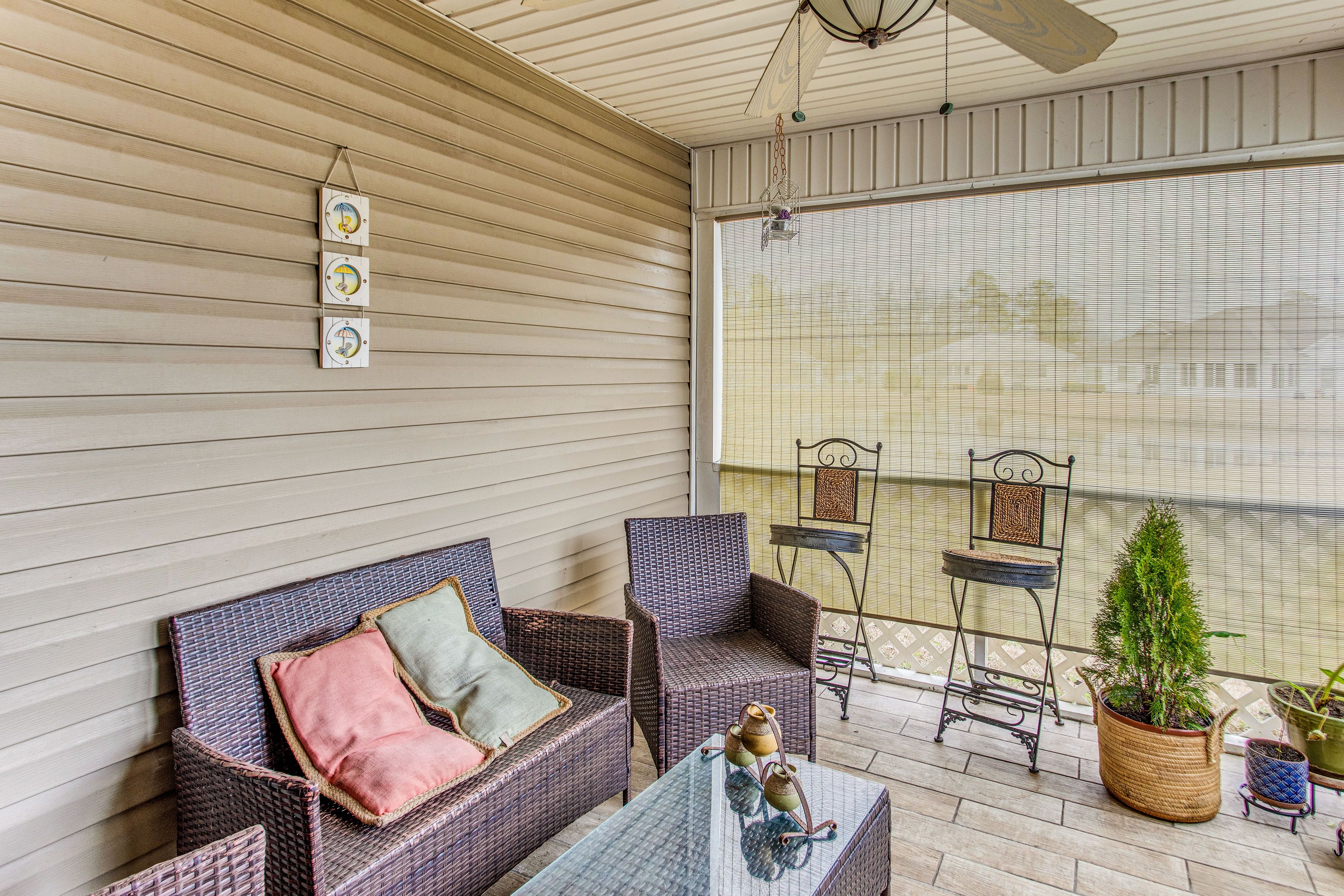 Screened Porch | Lake View | 9 Mi to Beaches
