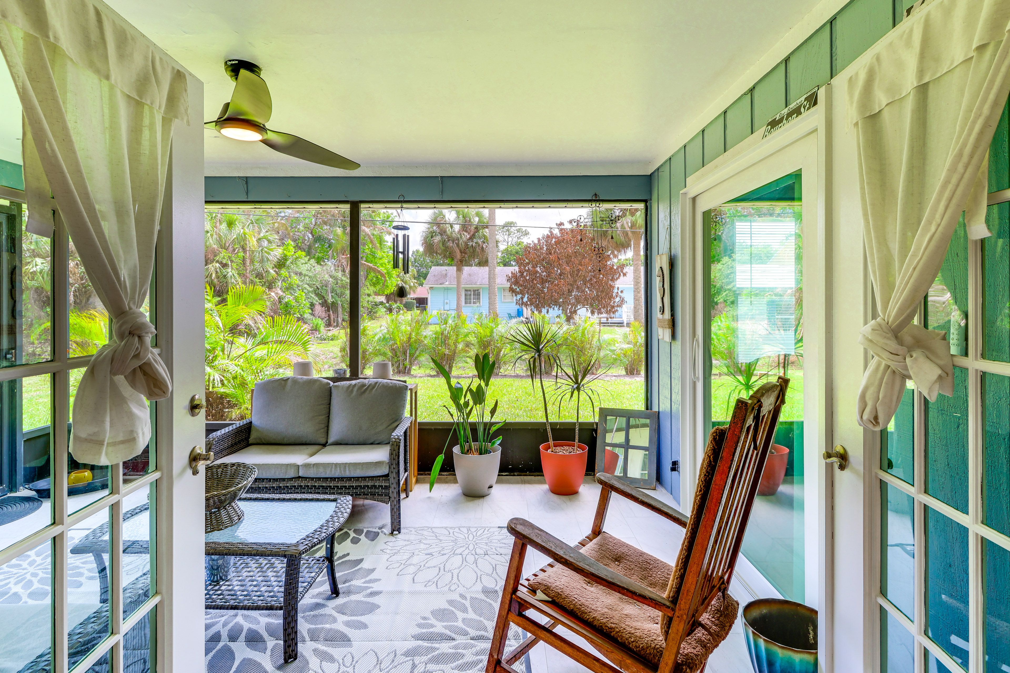 Screened-In Lanai w/ Seating