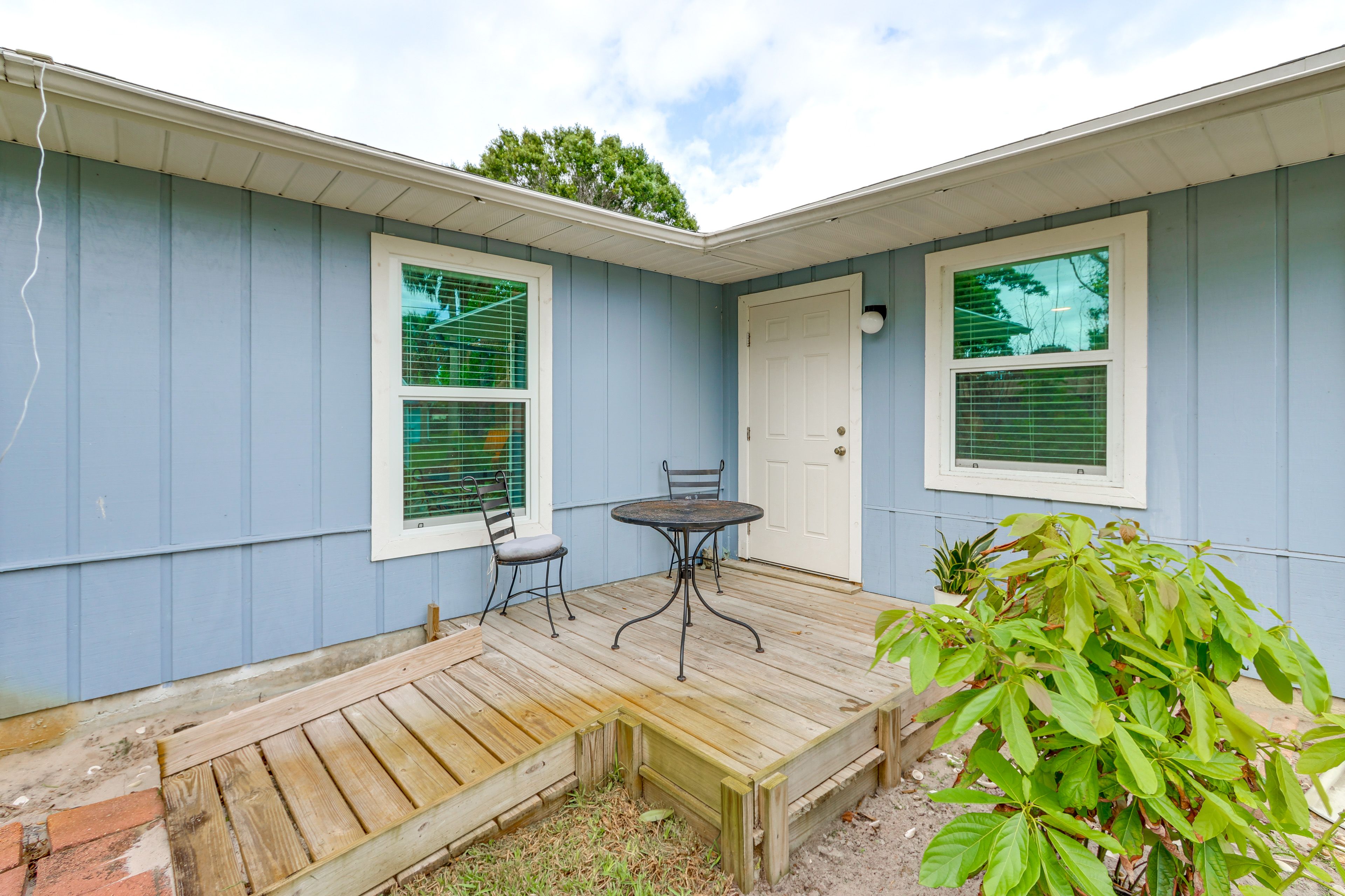 Deck w/ Bistro Table | Private Yard
