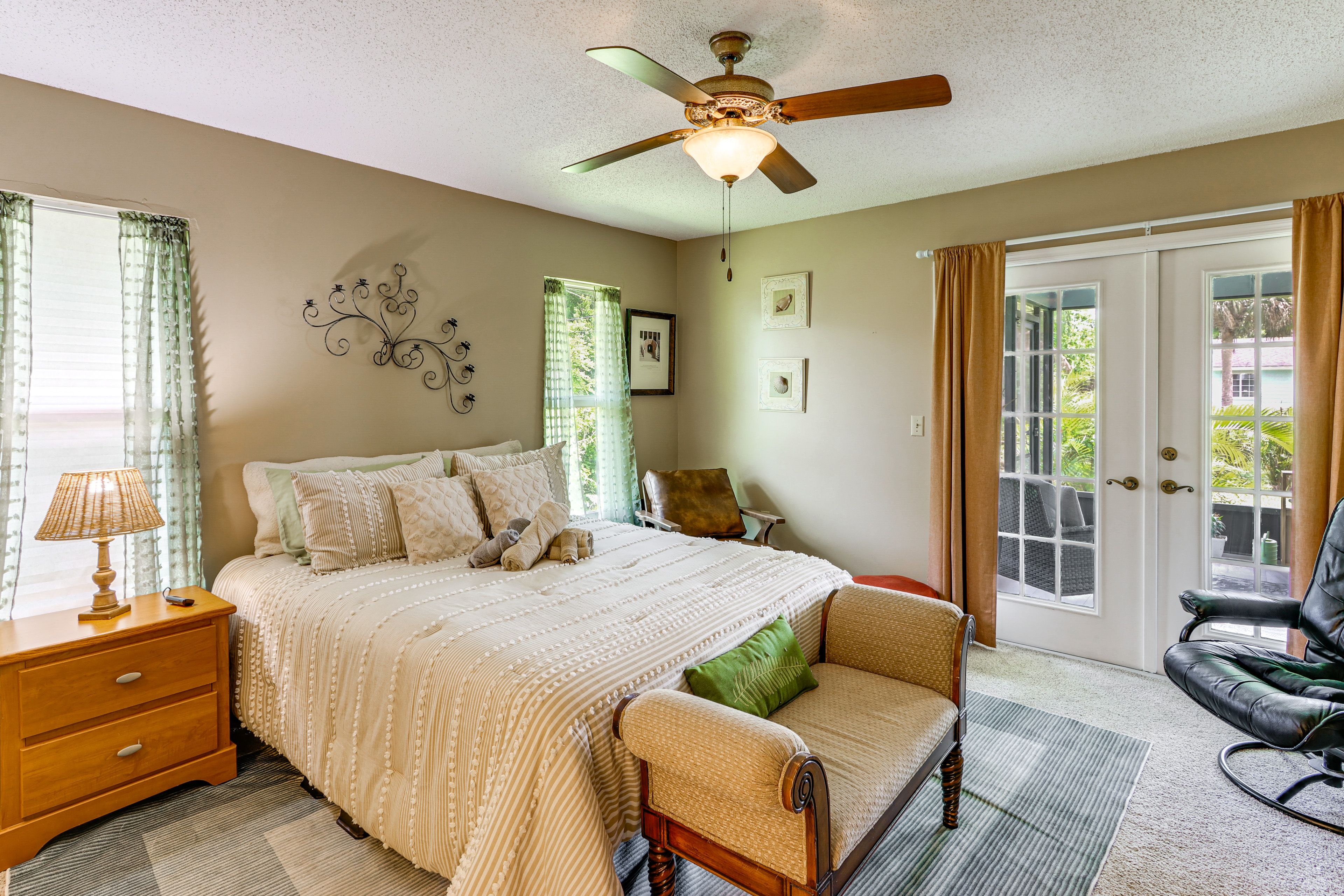 Bedroom 1 | Queen Bed