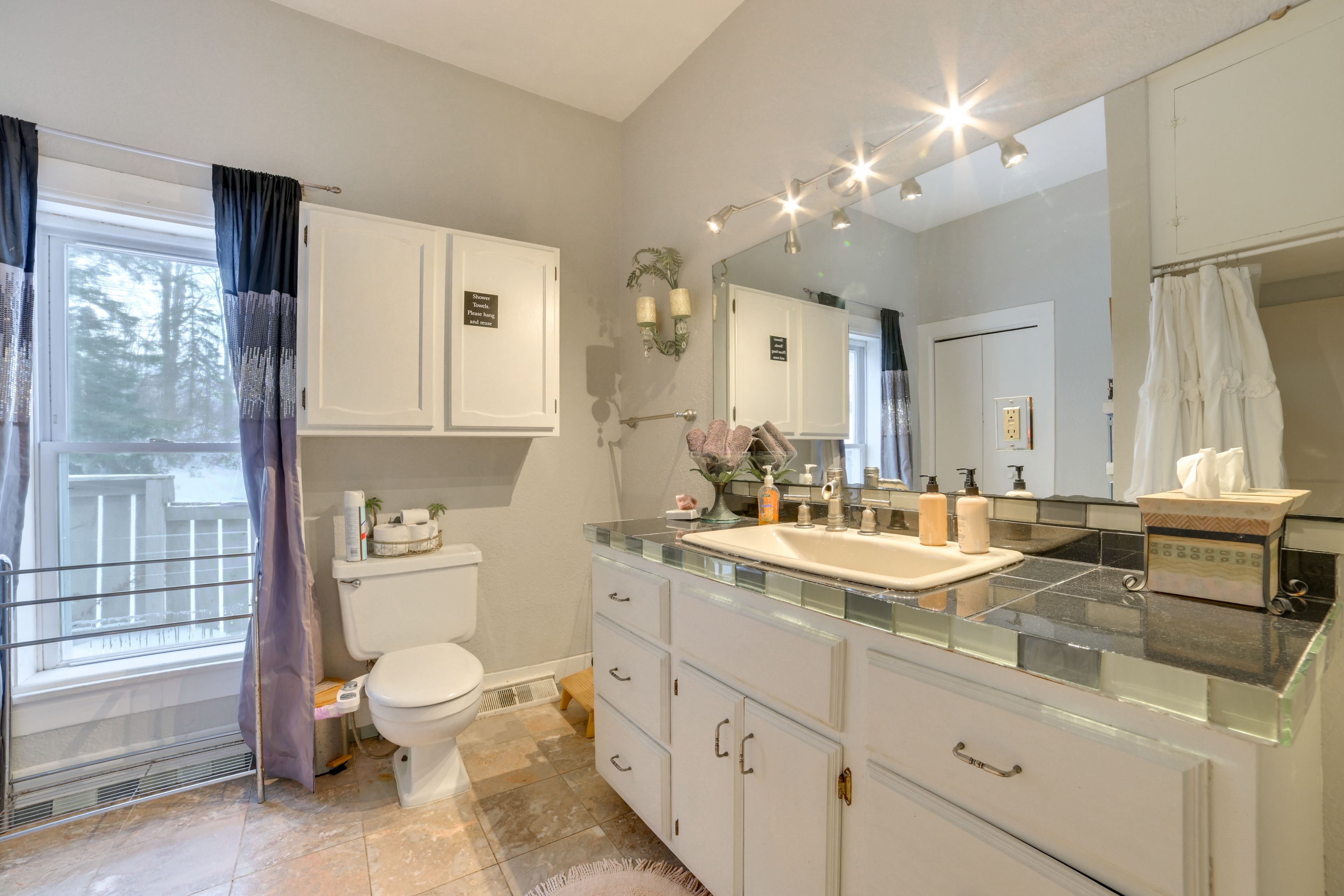 Full Bathroom | Complimentary Toiletries | Towels Provided