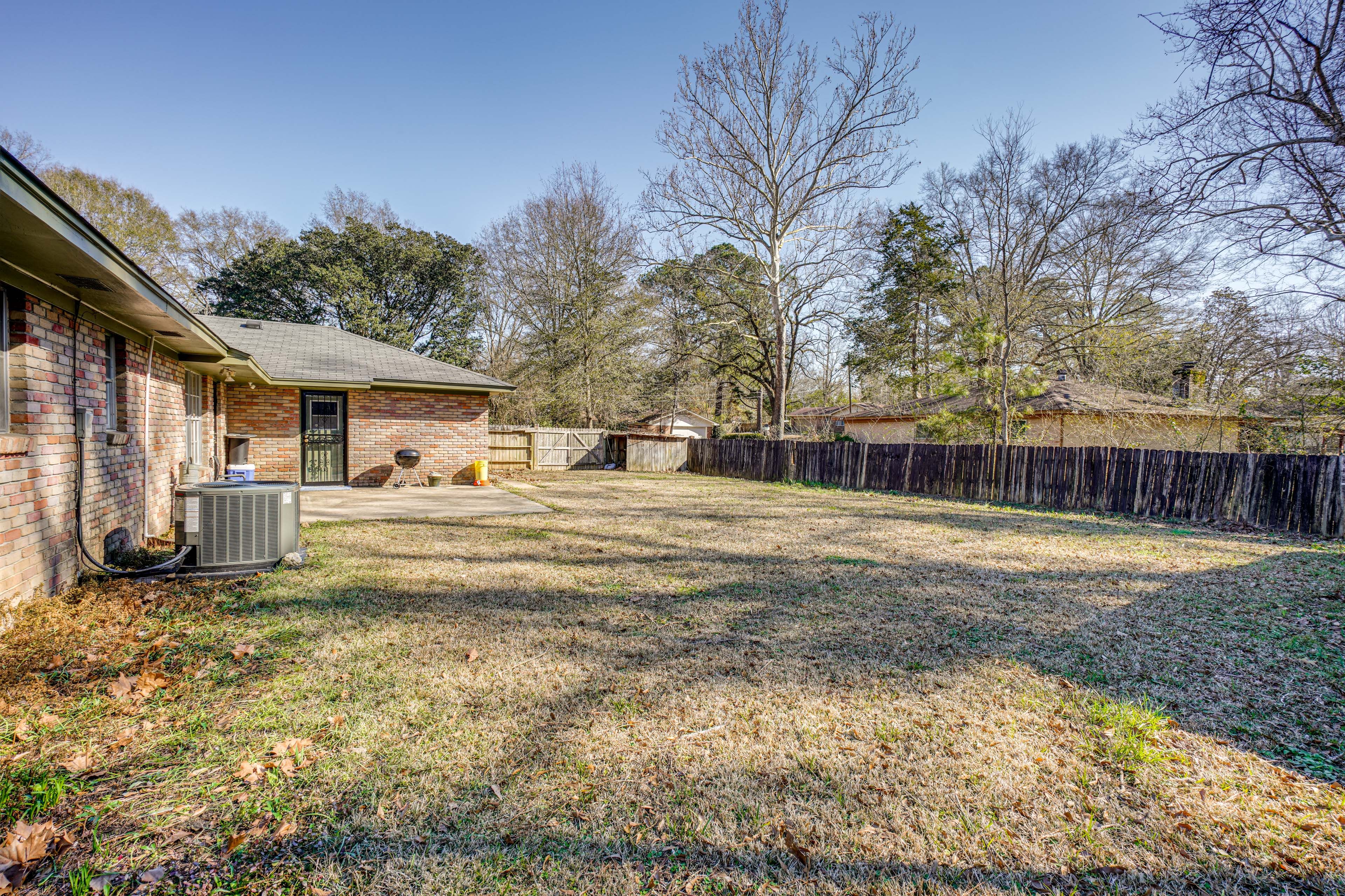 Fenced Backyard | 7 Mi to Downtown
