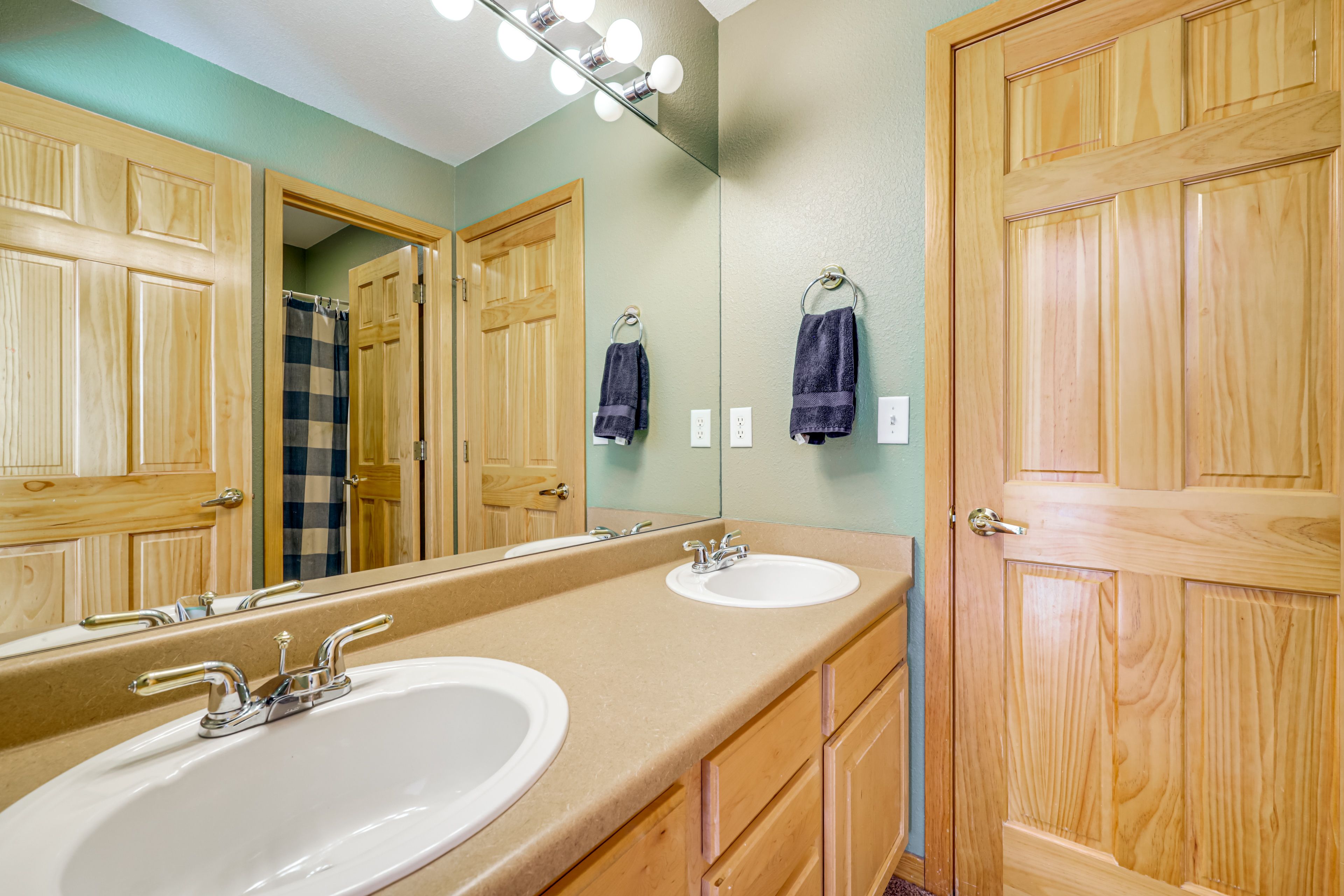 Full Bathroom | 2nd Floor