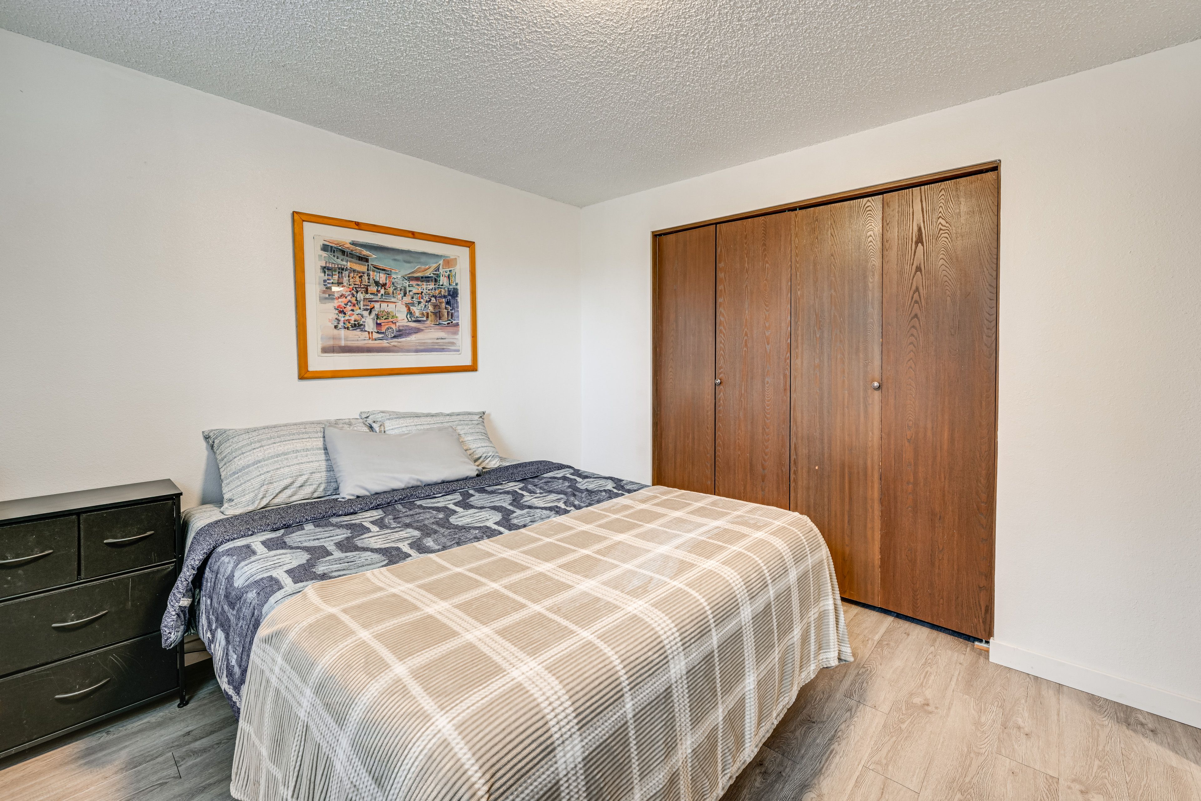 Bedroom 1 | Queen Bed | Work Desk | 1st Floor