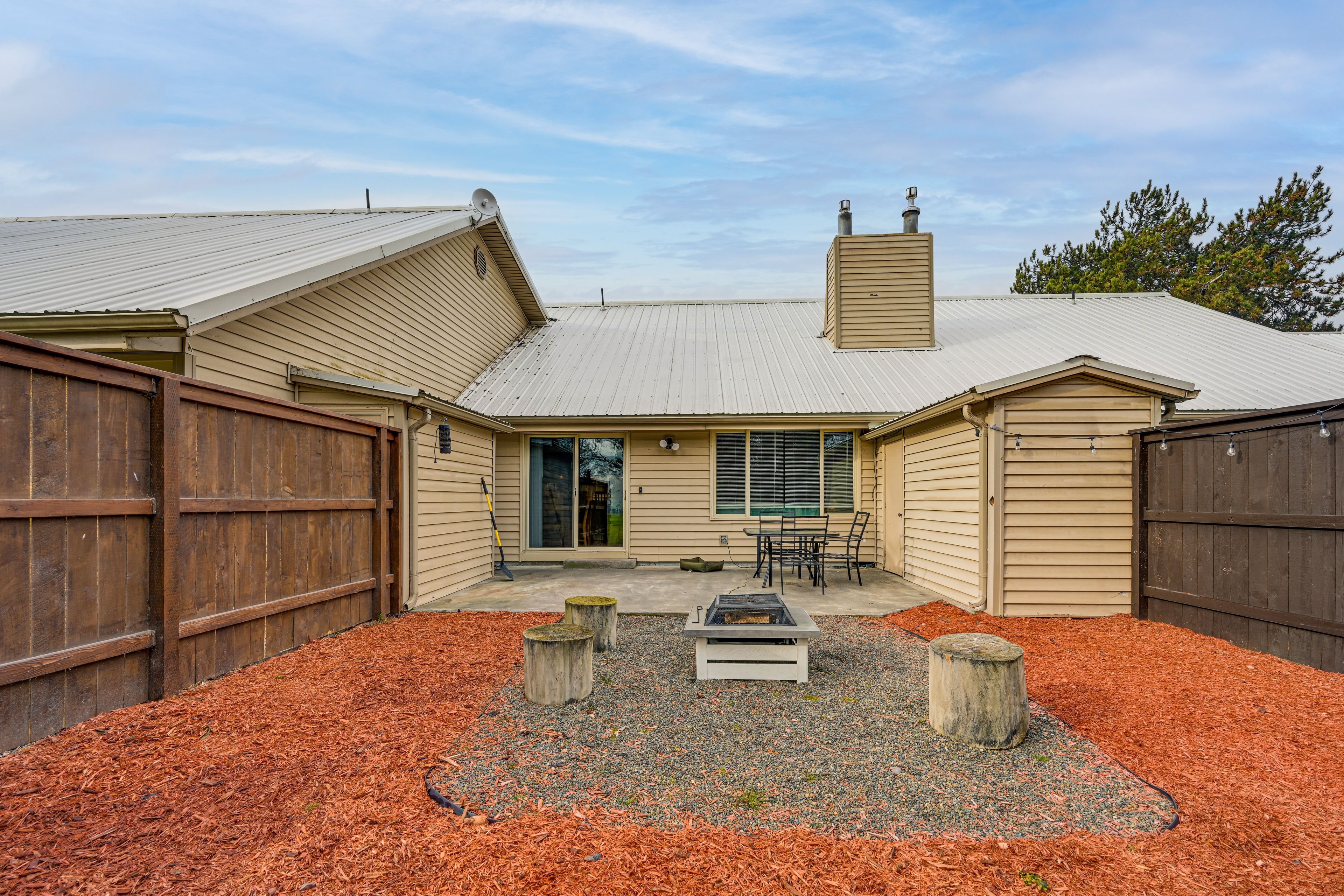 Backyard | Patio w/ Dining