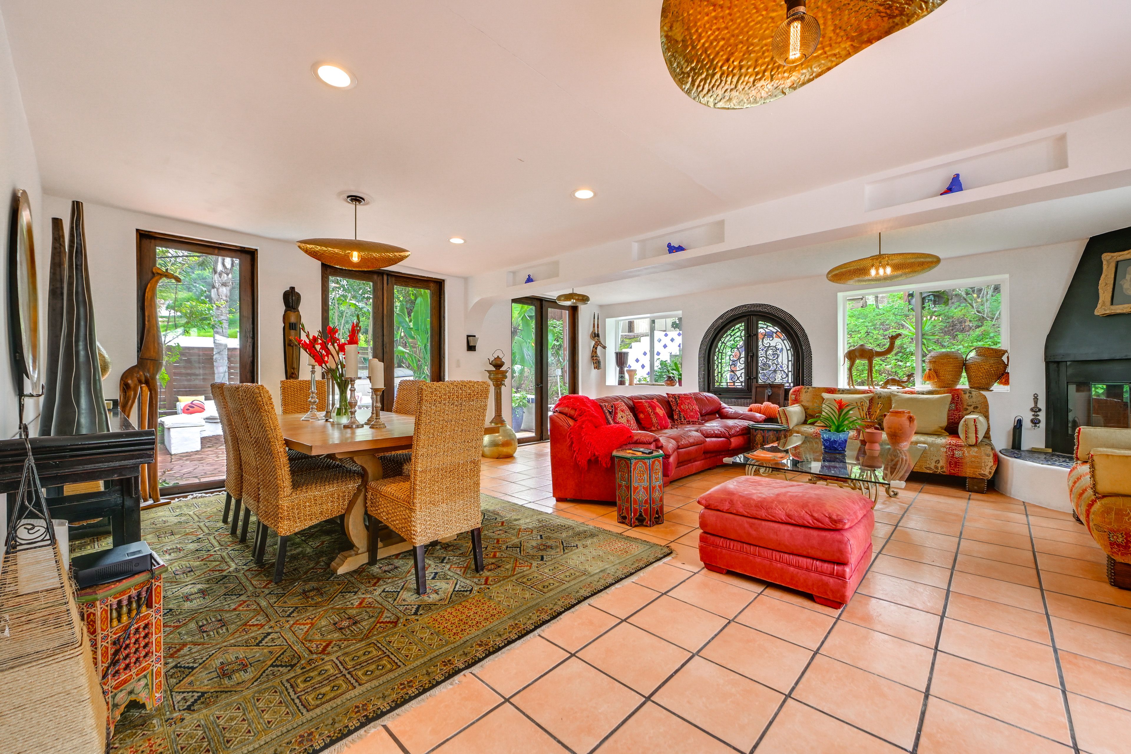 Dining Area | Dishware/Flatware Provided