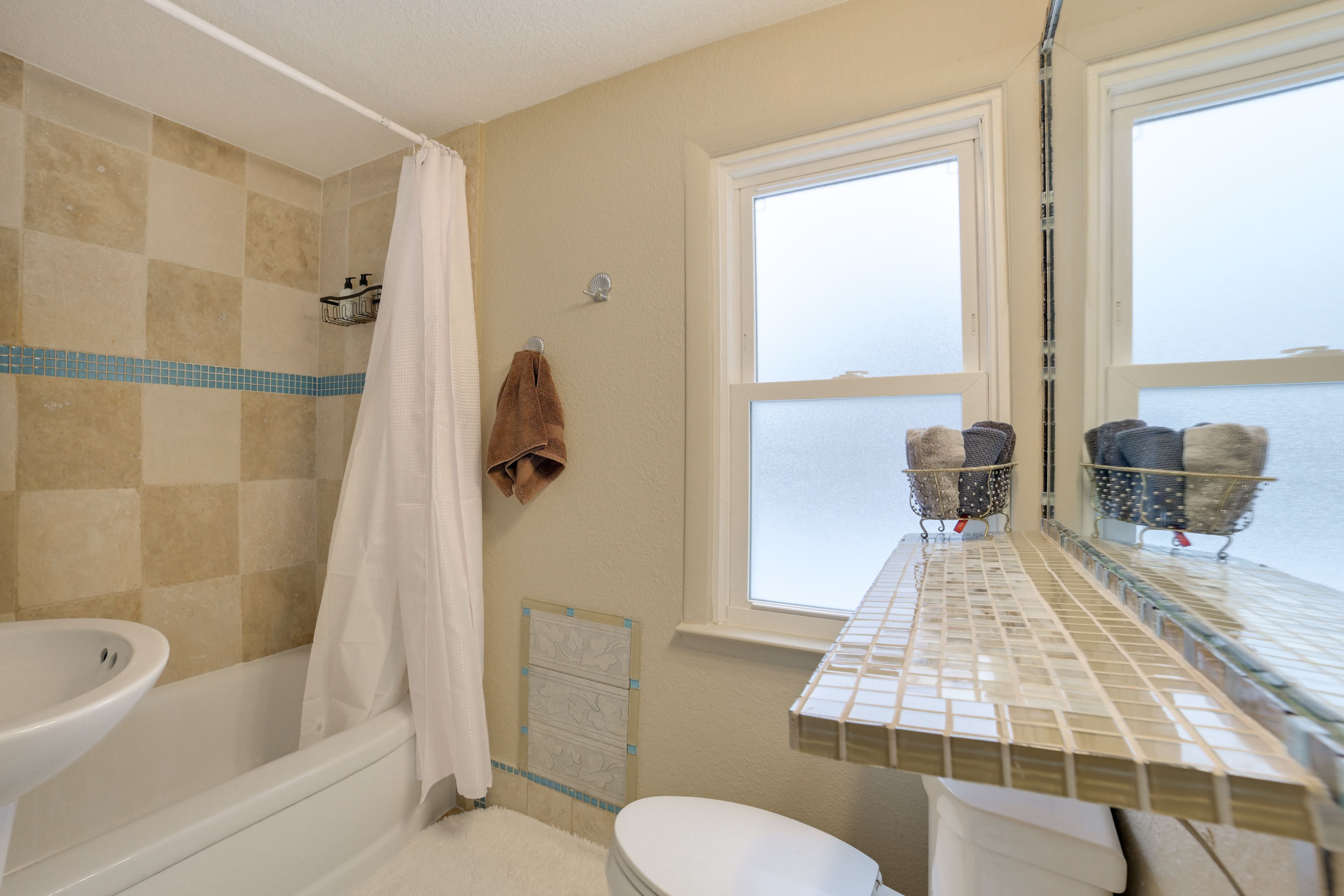 Full Bathroom | Complimentary Toiletries | Towels Provided