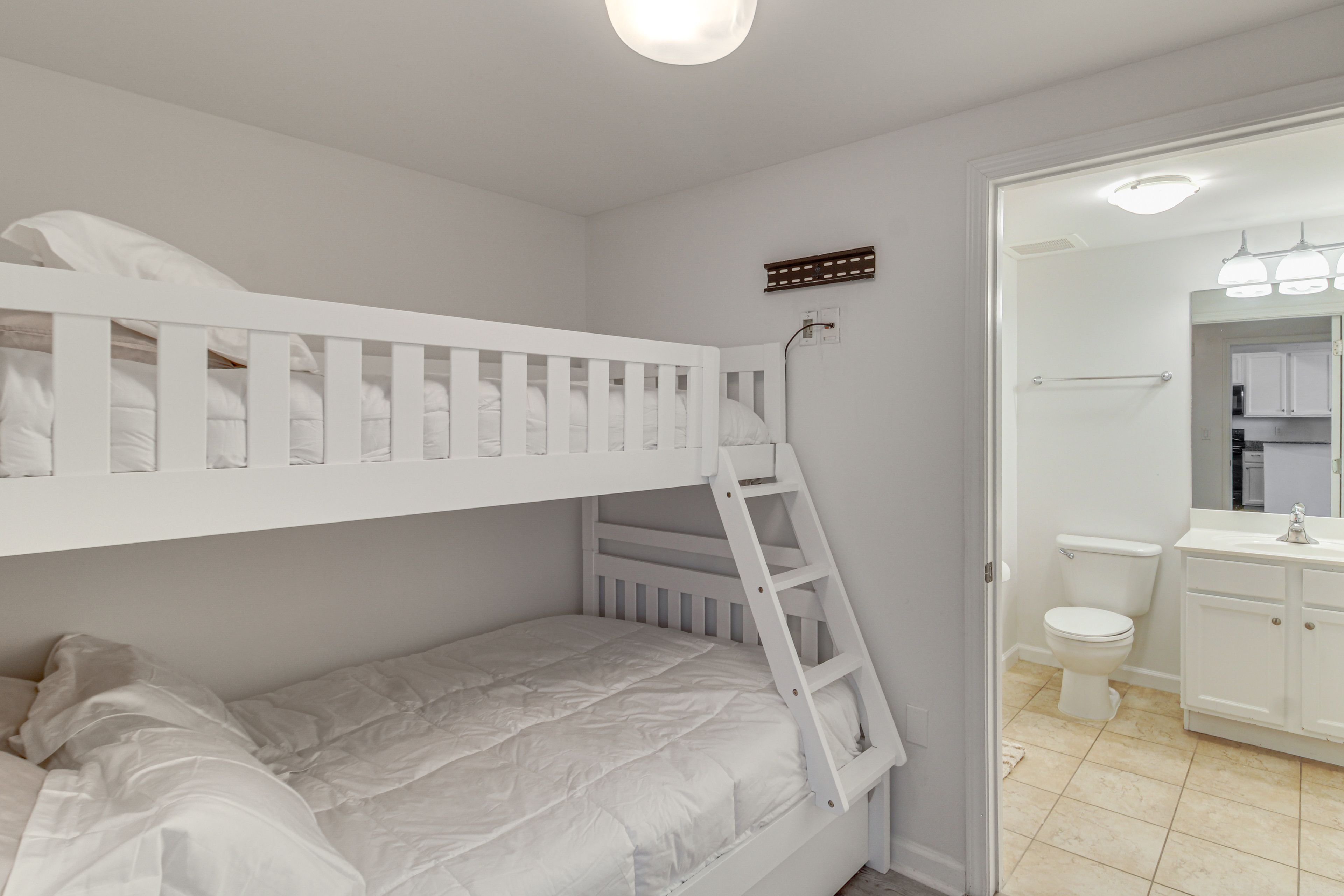 Bedroom 2 | Twin/Full Bunk Bed