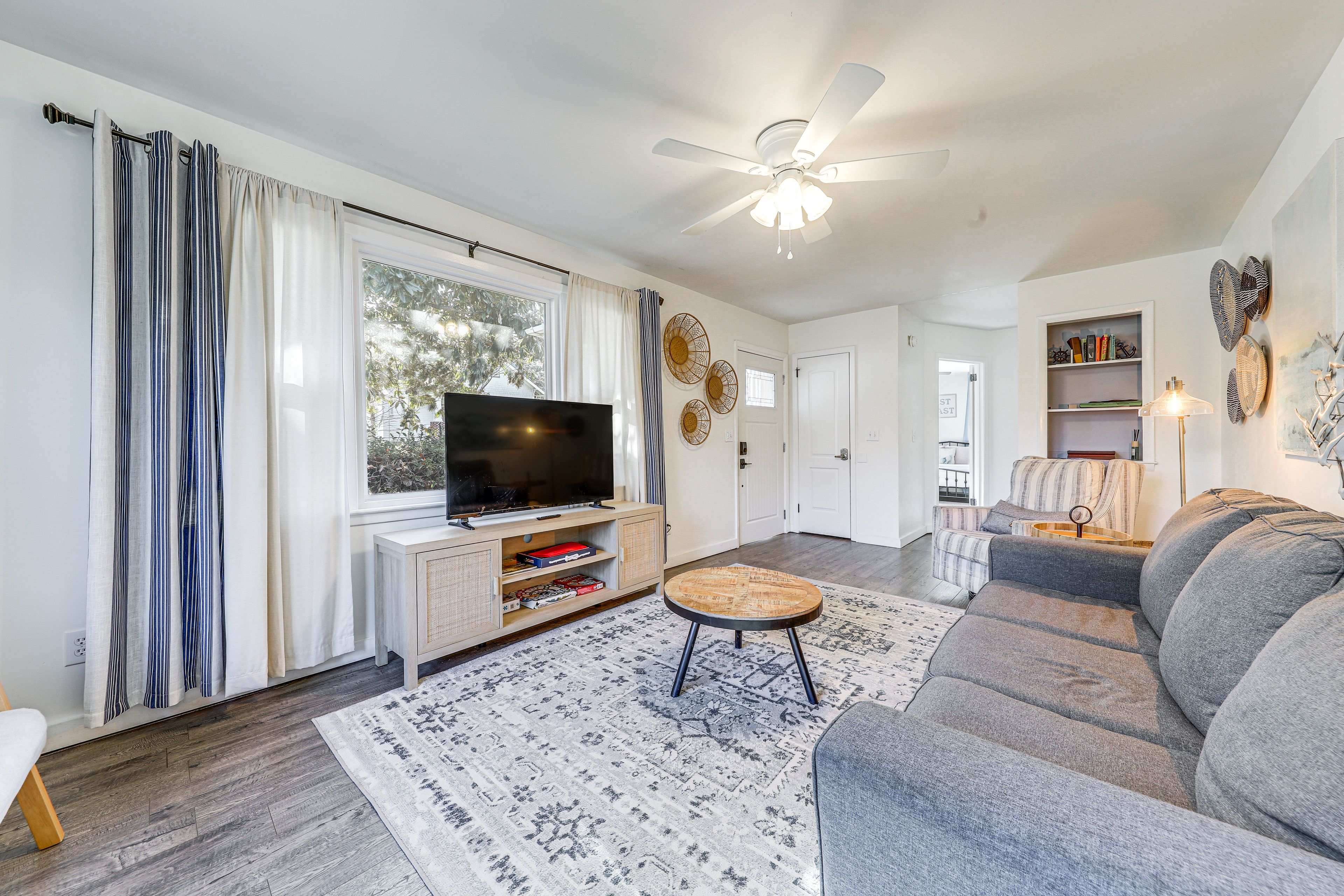 Living Room | Central Heating & A/C | Free WiFi