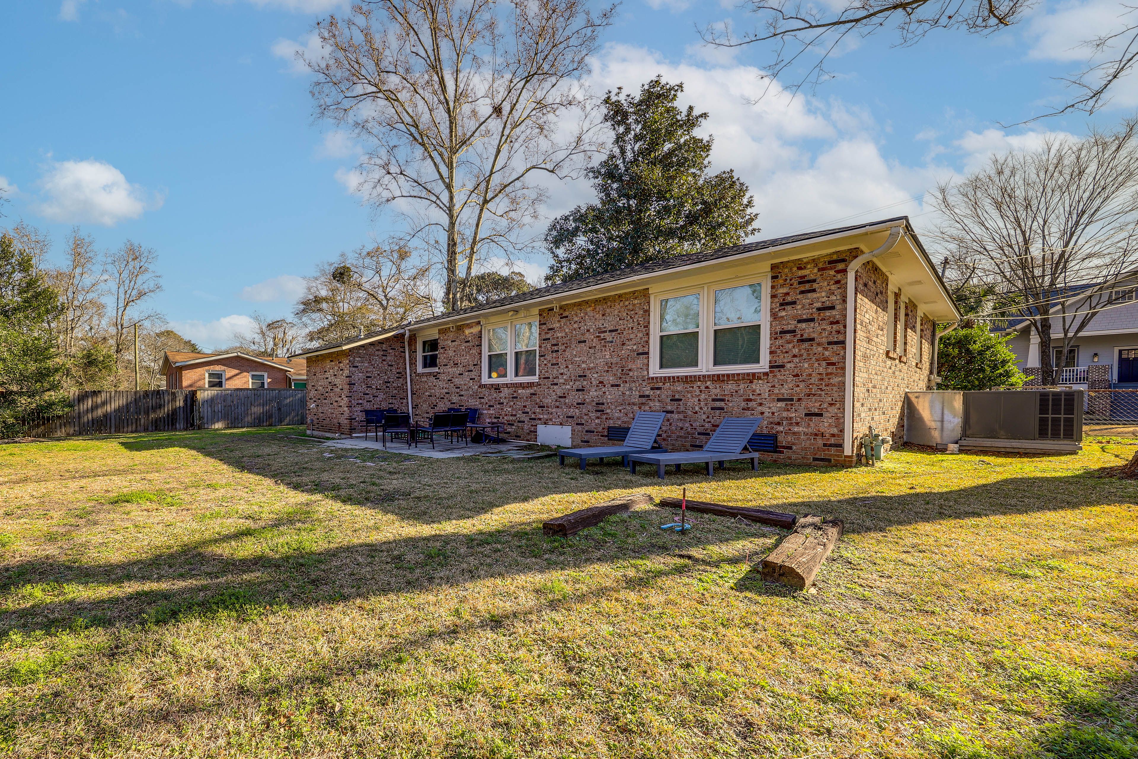 Fenced Backyard | Patio | Fire Pit | Horseshoes
