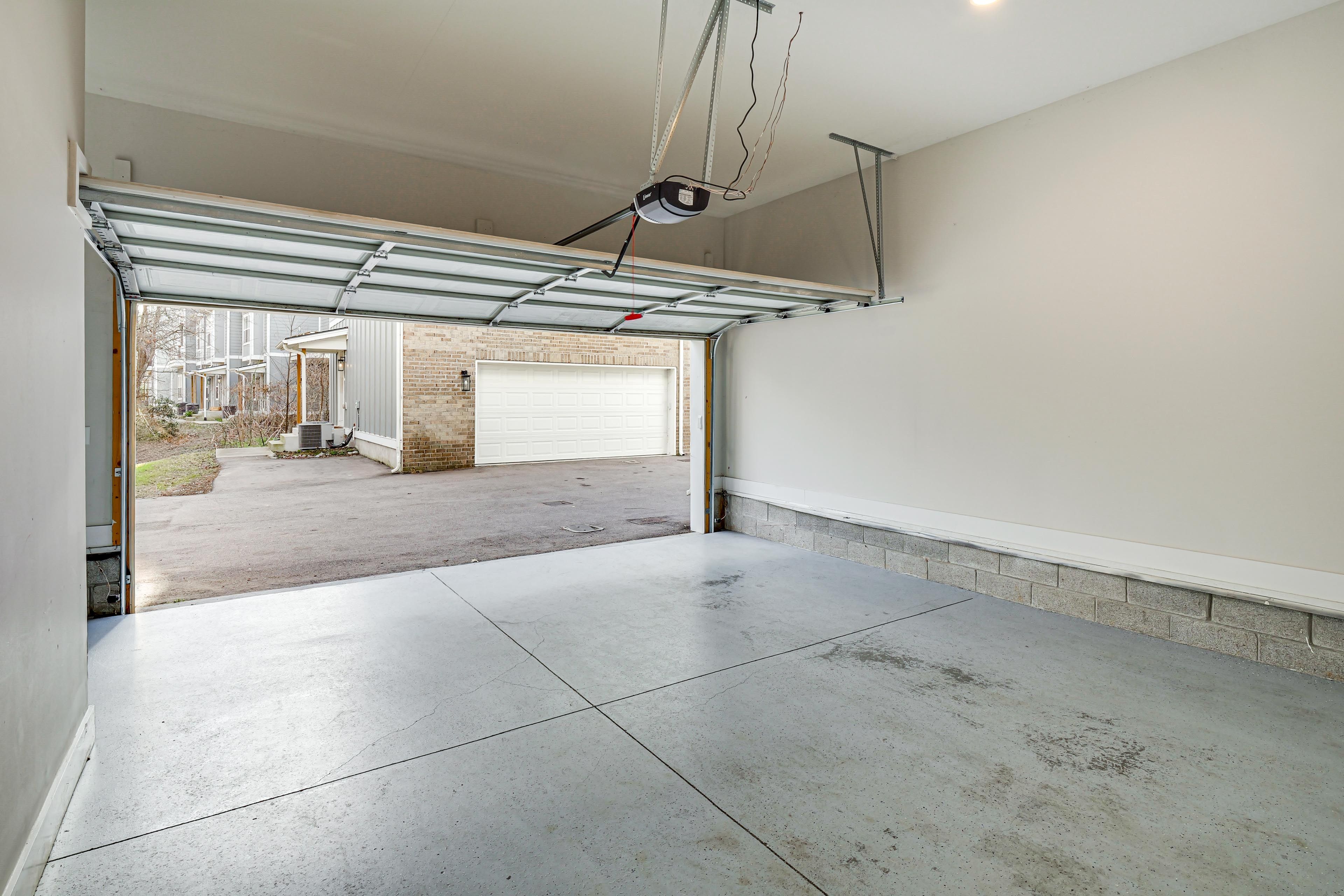 Parking | Garage (1 Vehicle) | Free Street Parking