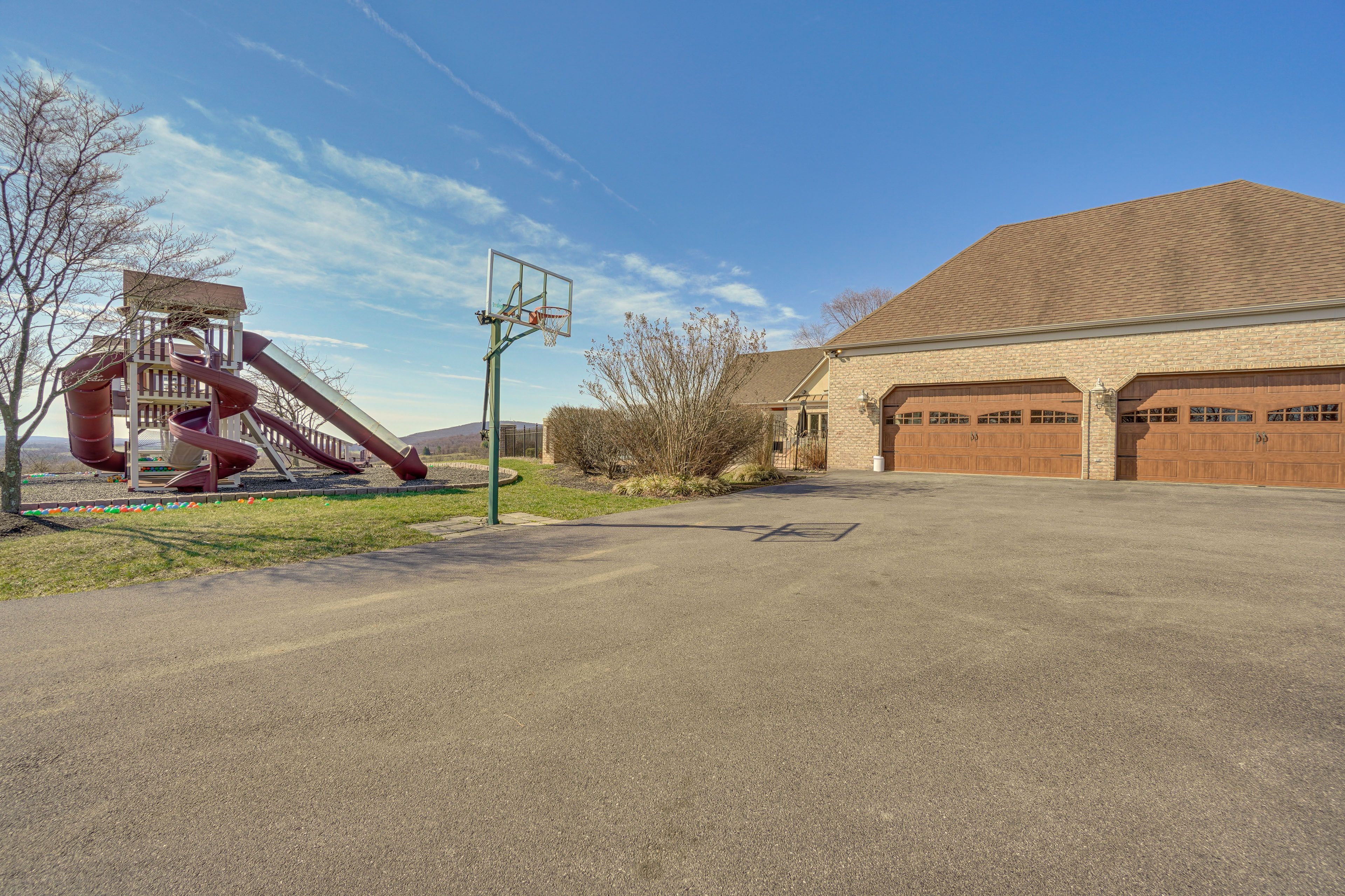 Parking | Garage (4 Vehicles) | Driveway (4 Vehicles)