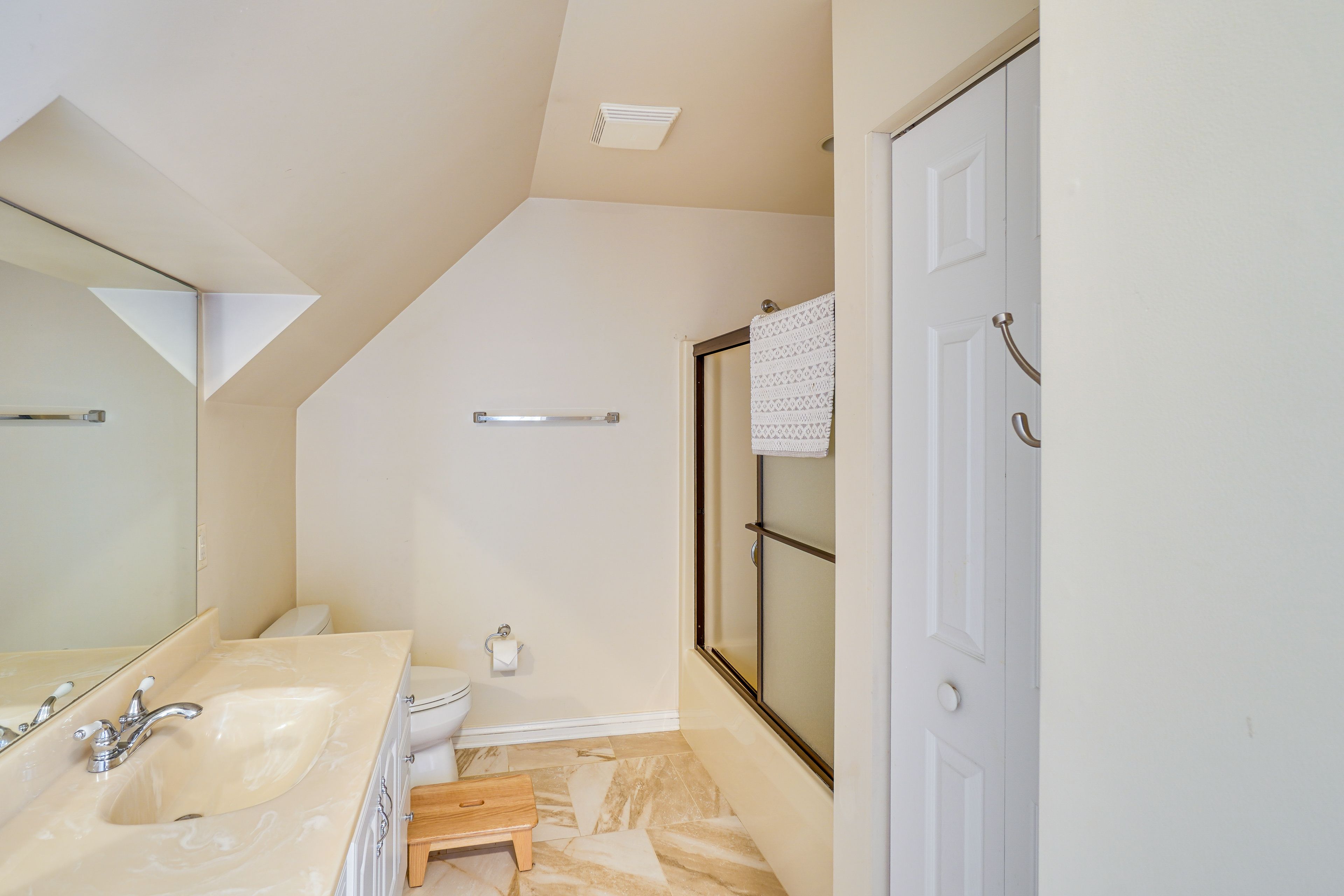 Full Bathroom | 2nd Floor