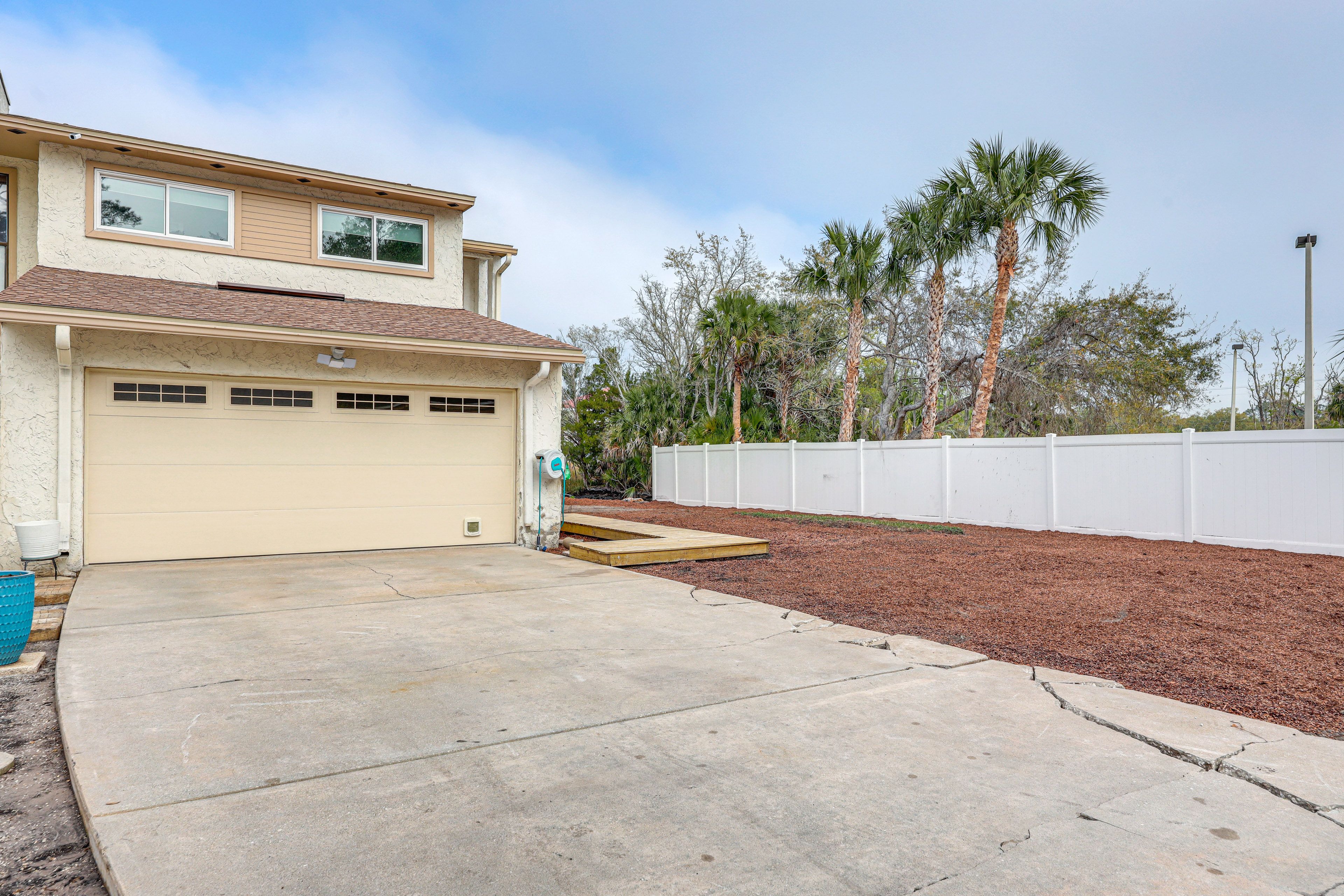 Driveway Parking | 6 Vehicles