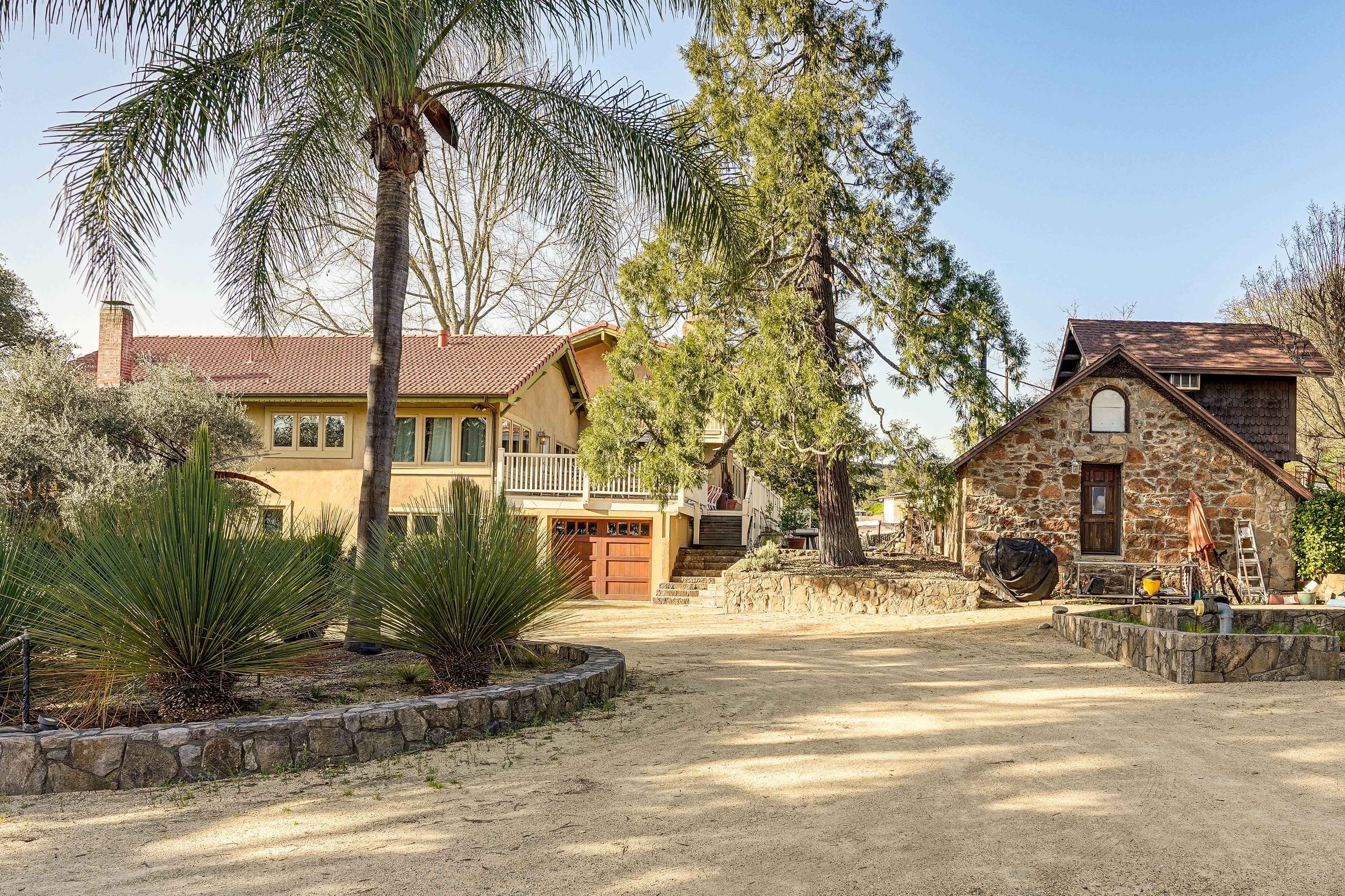 Driveway Parking (8 Vehicles) | EV Charger