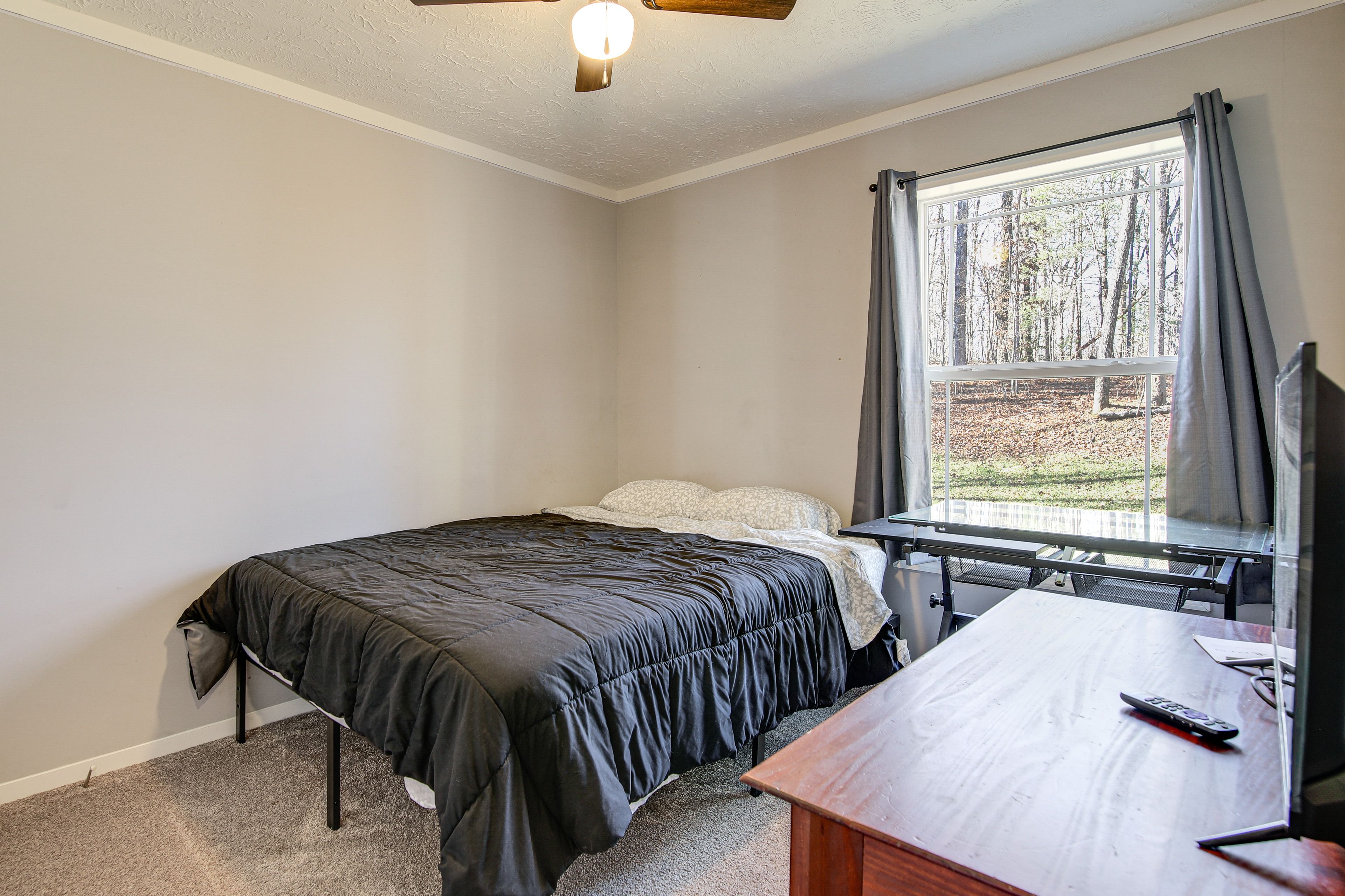 Bedroom 3 | Queen Bed | TV