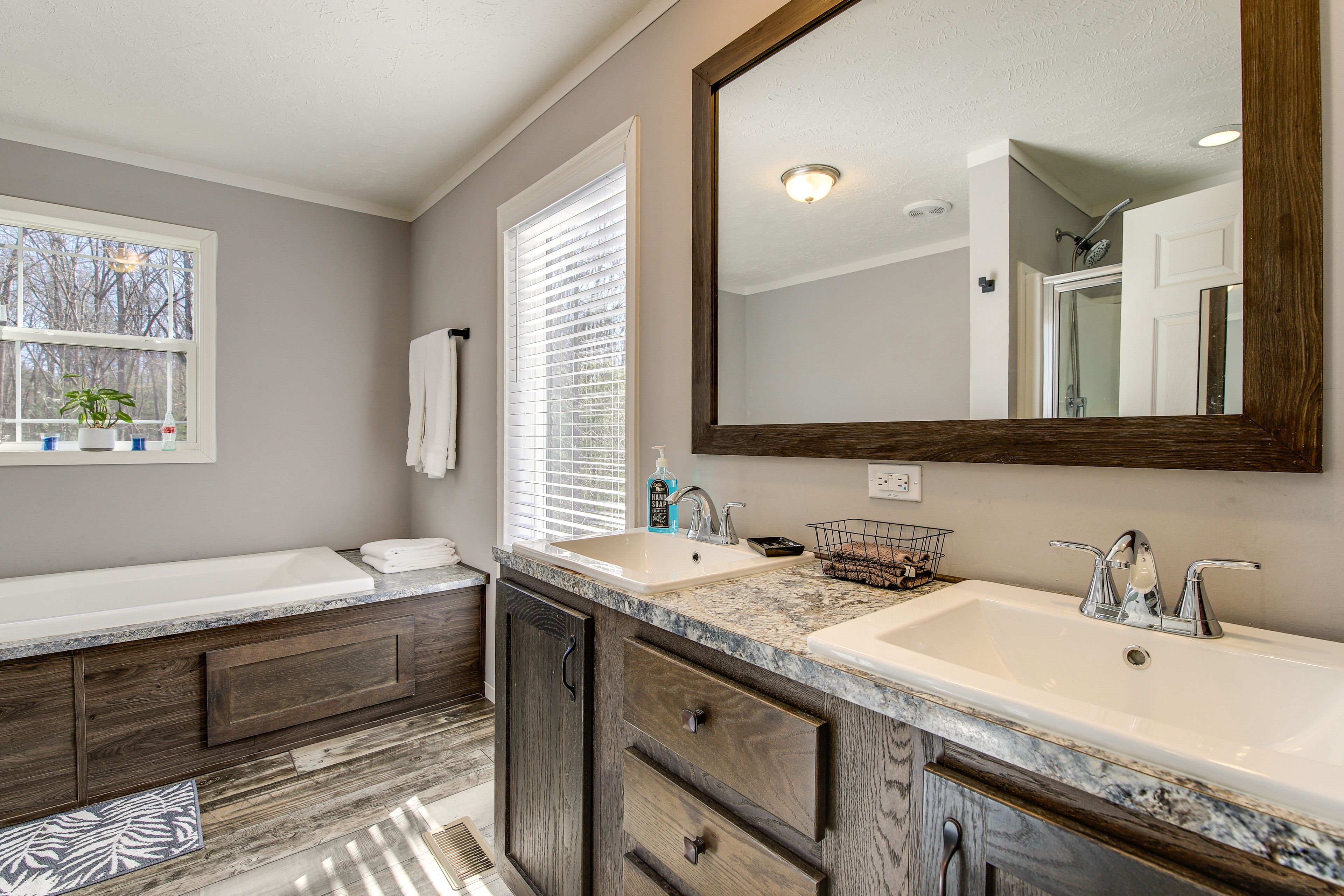 Full Bathroom | Towels Provided