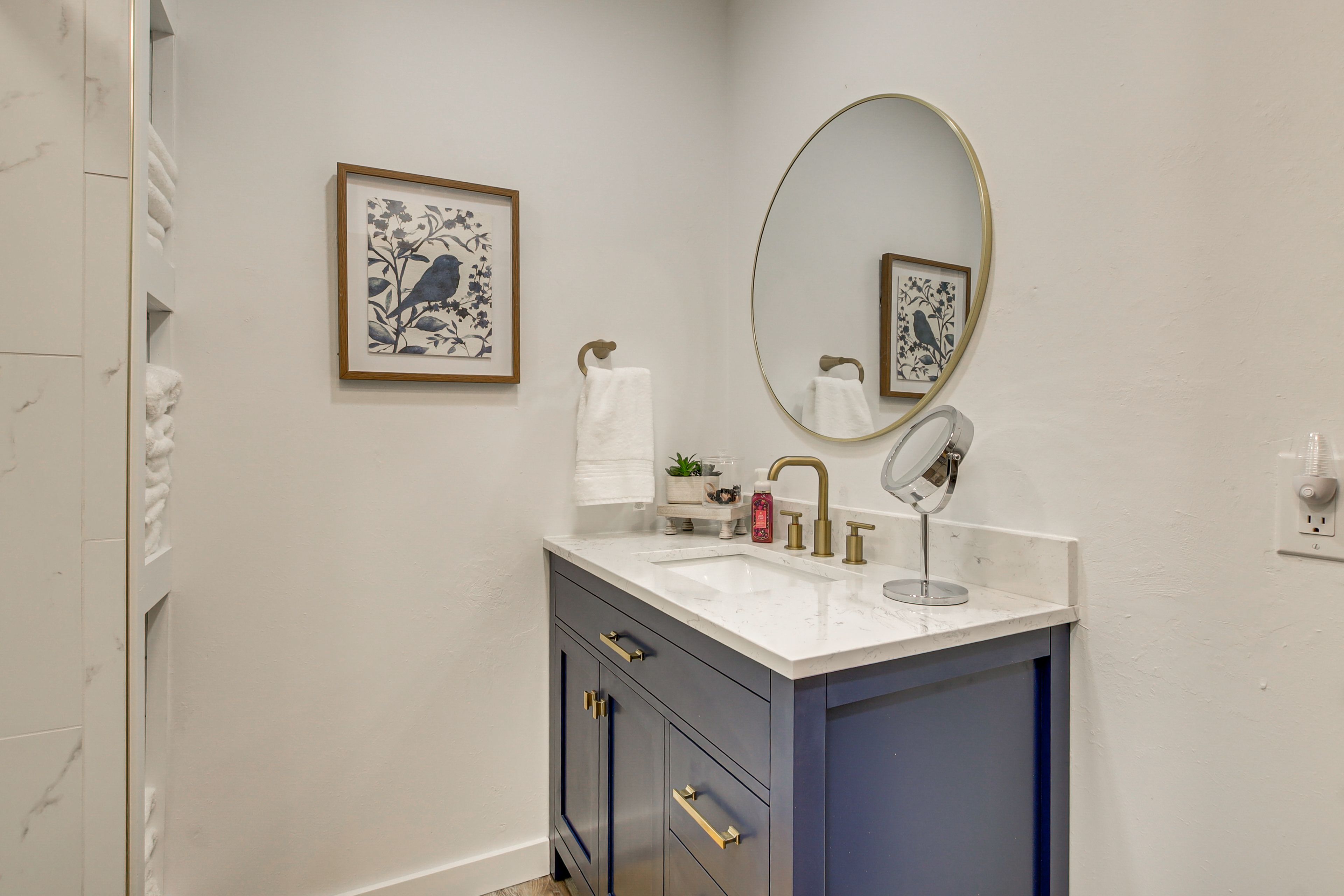 Full Bathroom | 2nd Floor