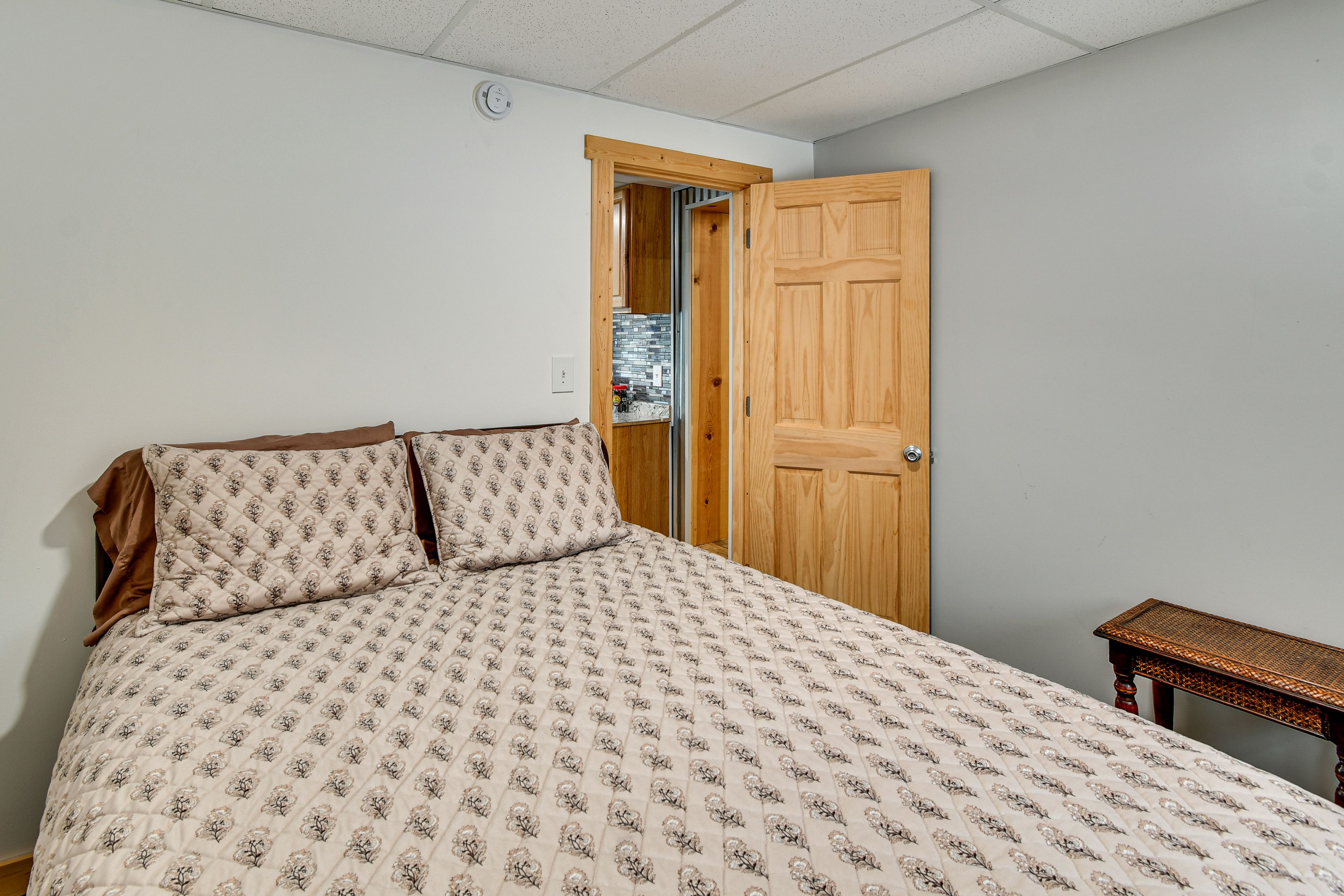 Bedroom 1 | Queen Bed