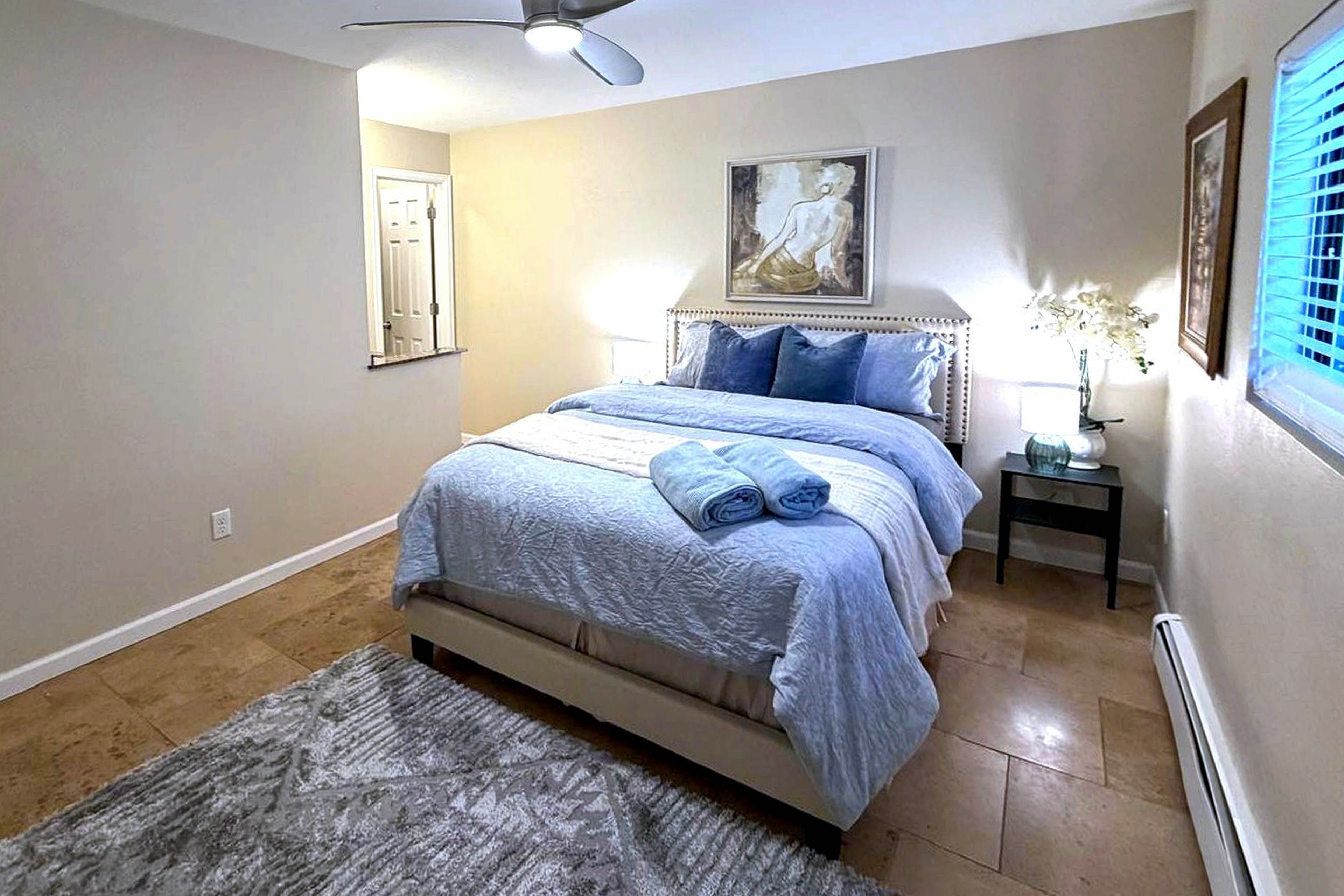 Bedroom 1 | Queen Bed
