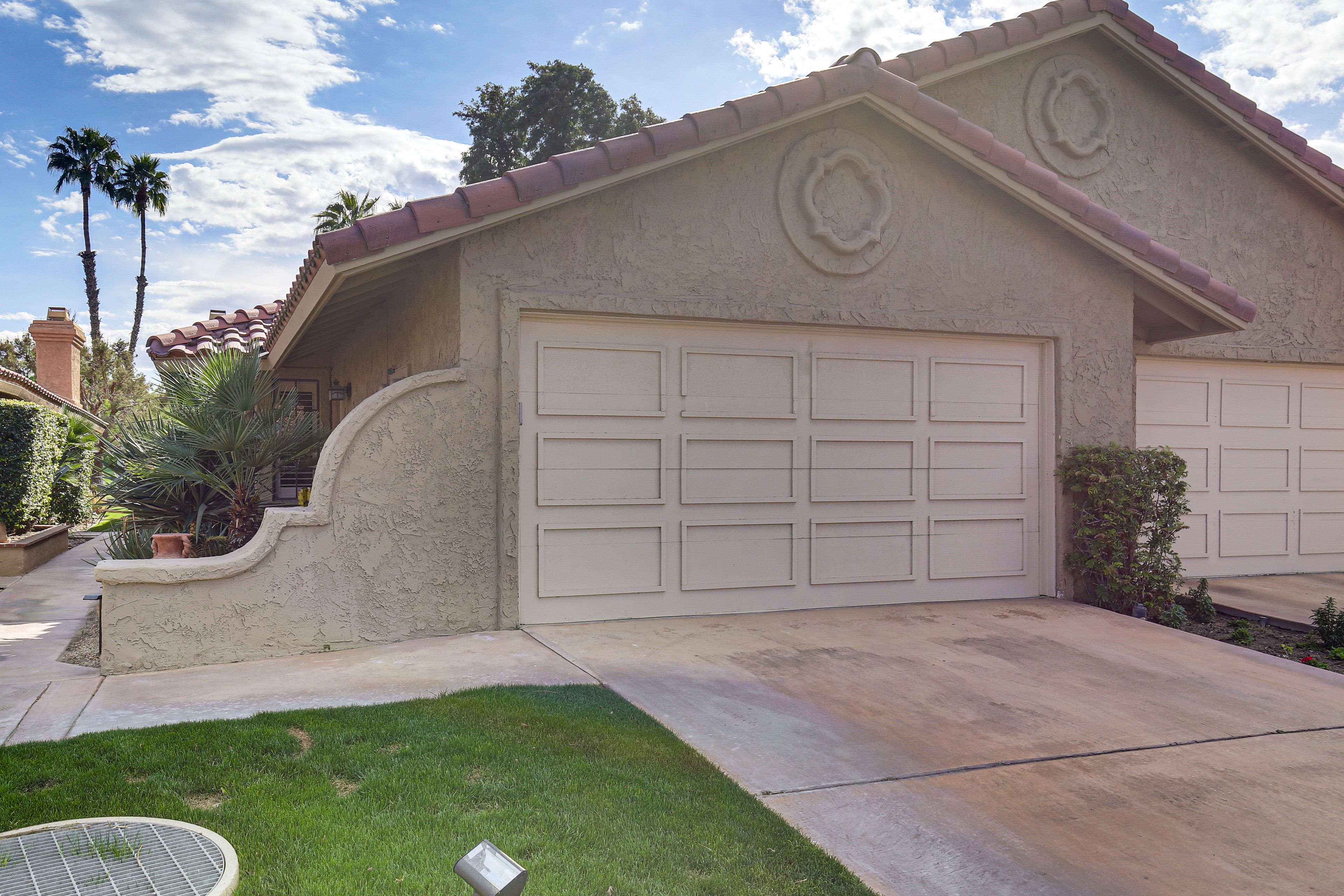 Parking | Driveway (2 Vehicles) | Garage (2 Vehicles)