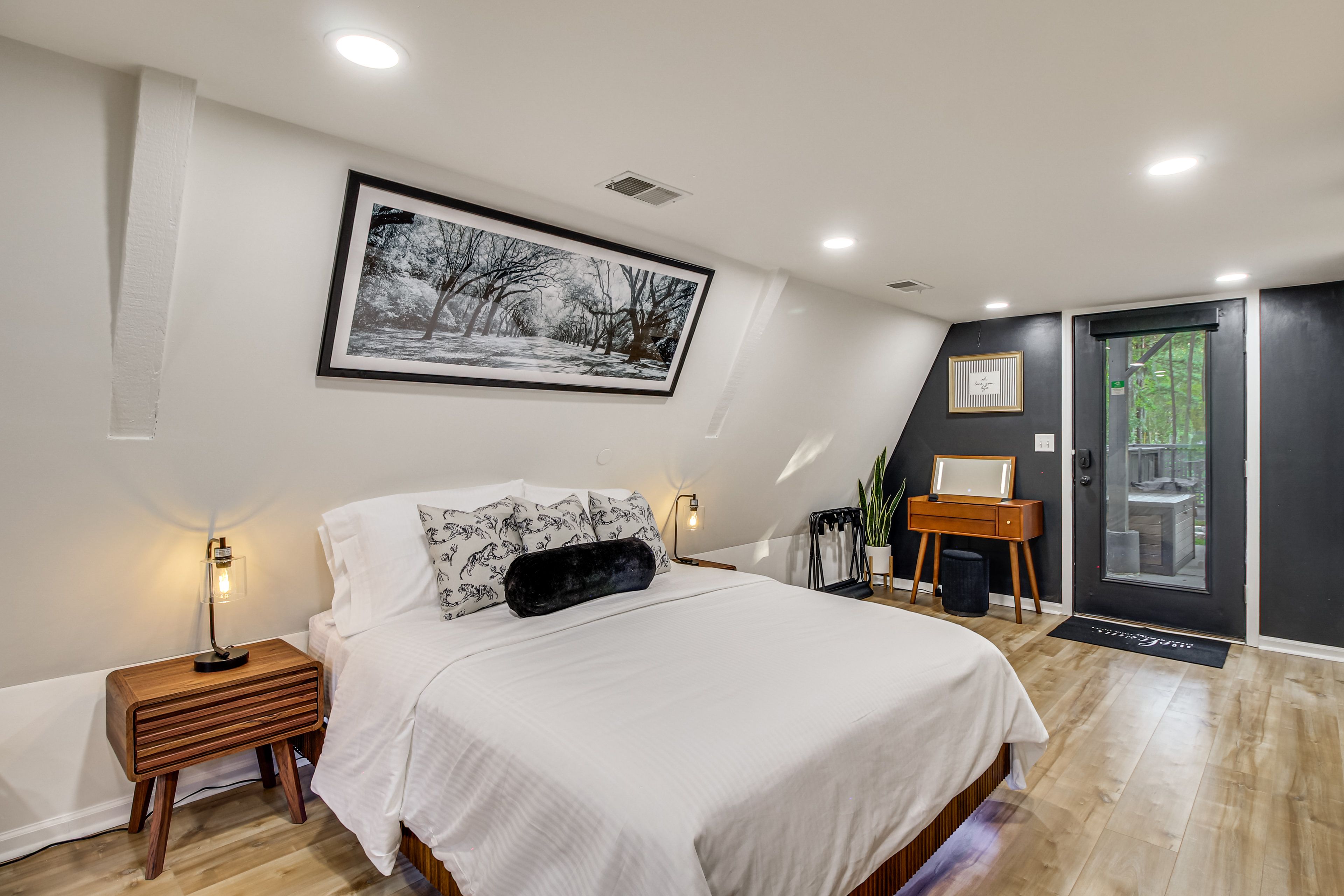 Bedroom Area | Queen Bed | 1st Floor