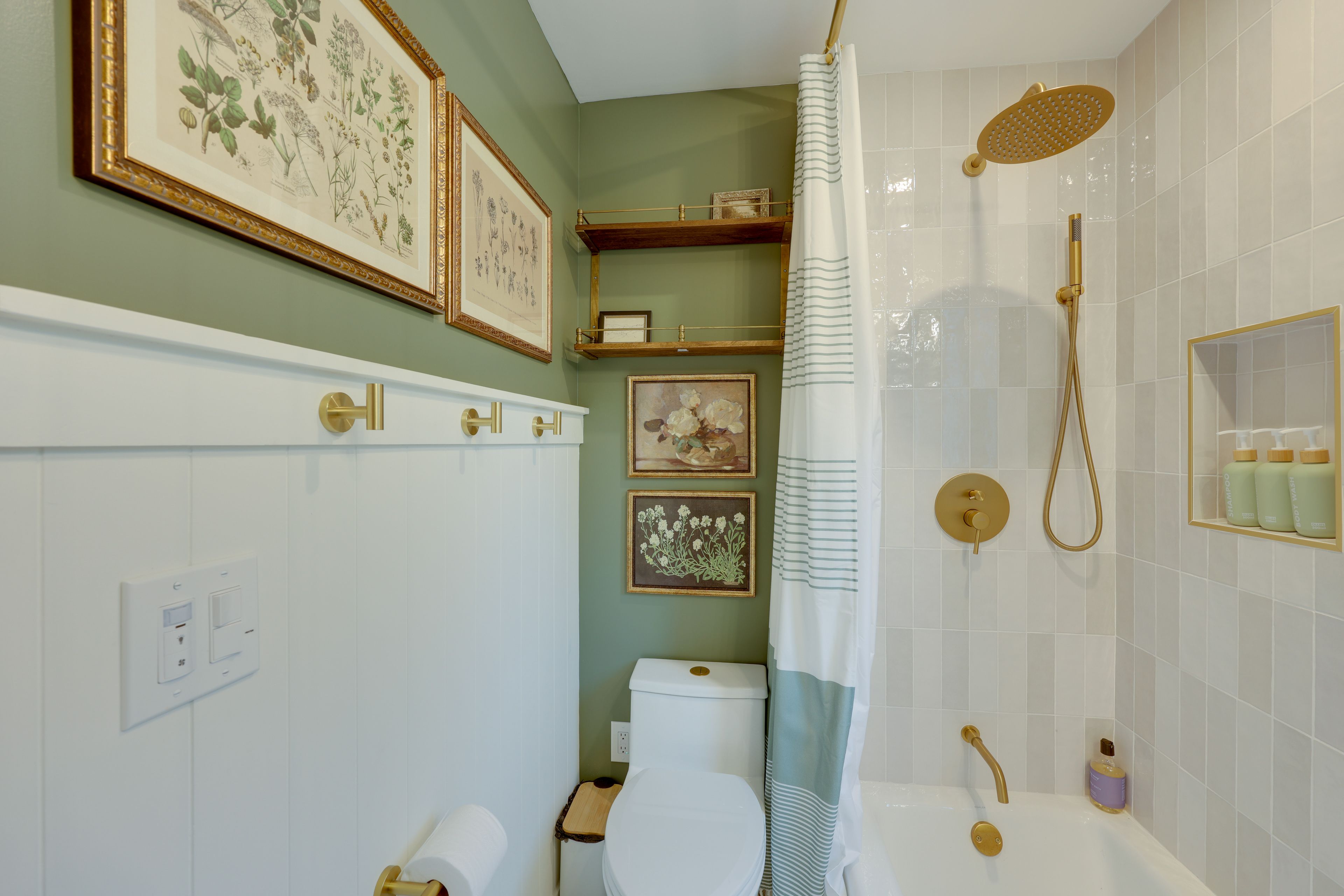 Full Bathroom | 2nd Floor