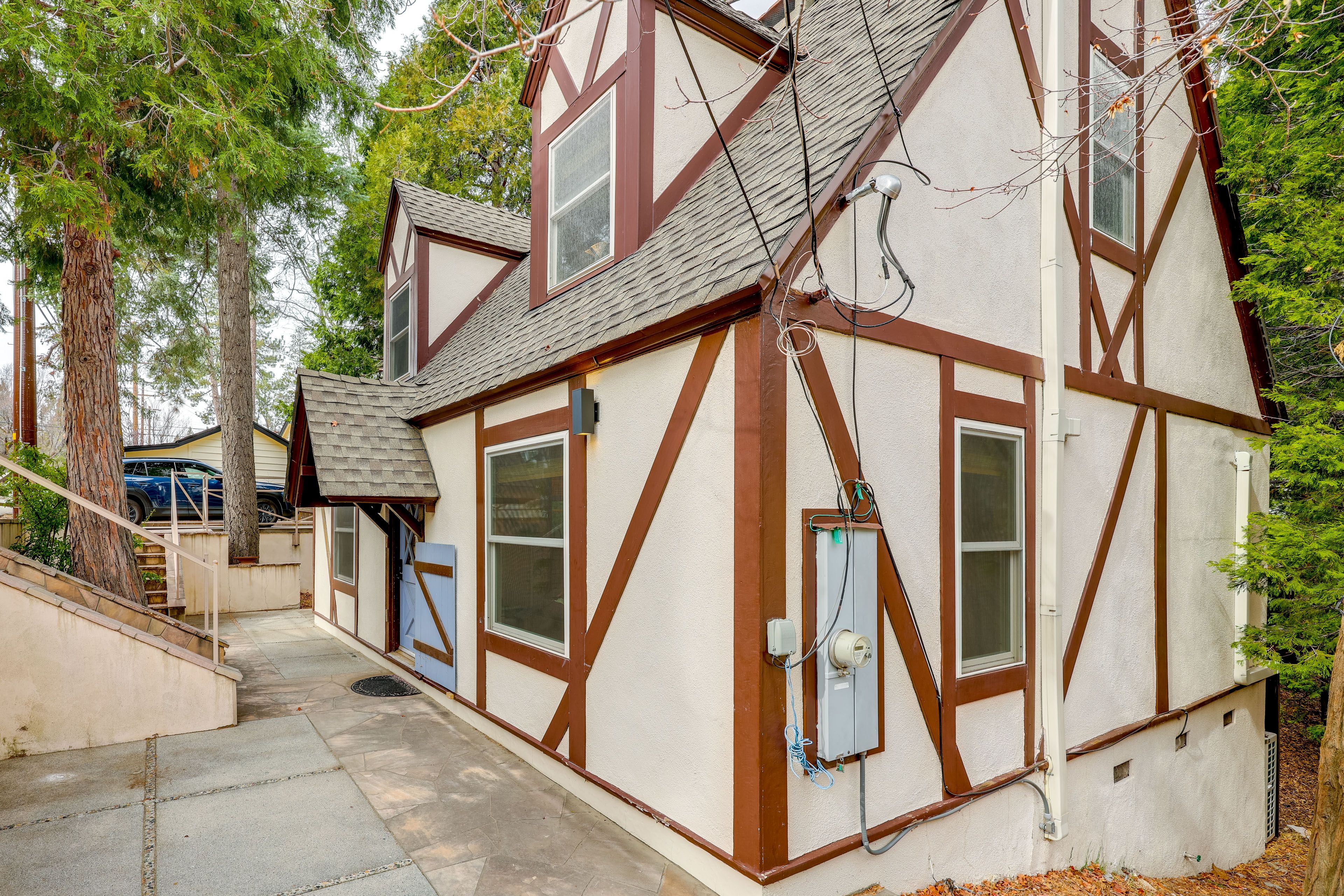 Driveway Parking | 3 Vehicles
