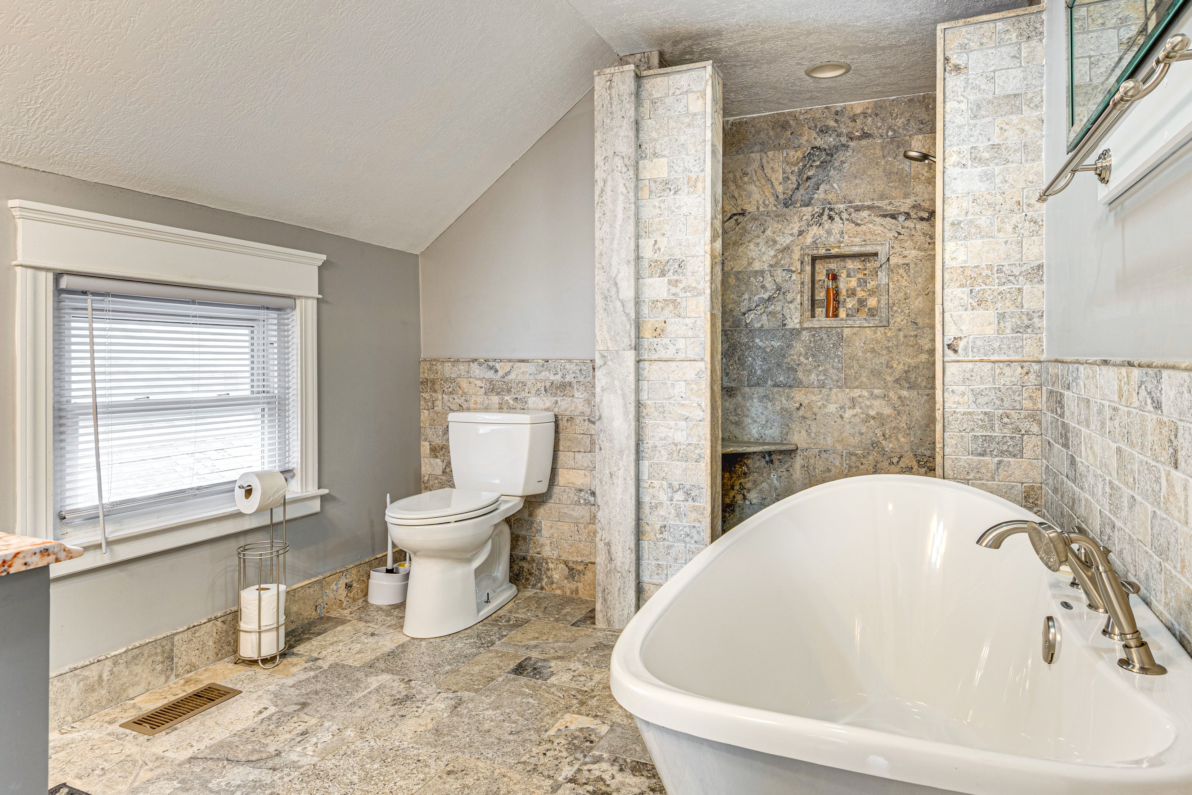 Full Bathroom | 2nd Floor | Towels Provided