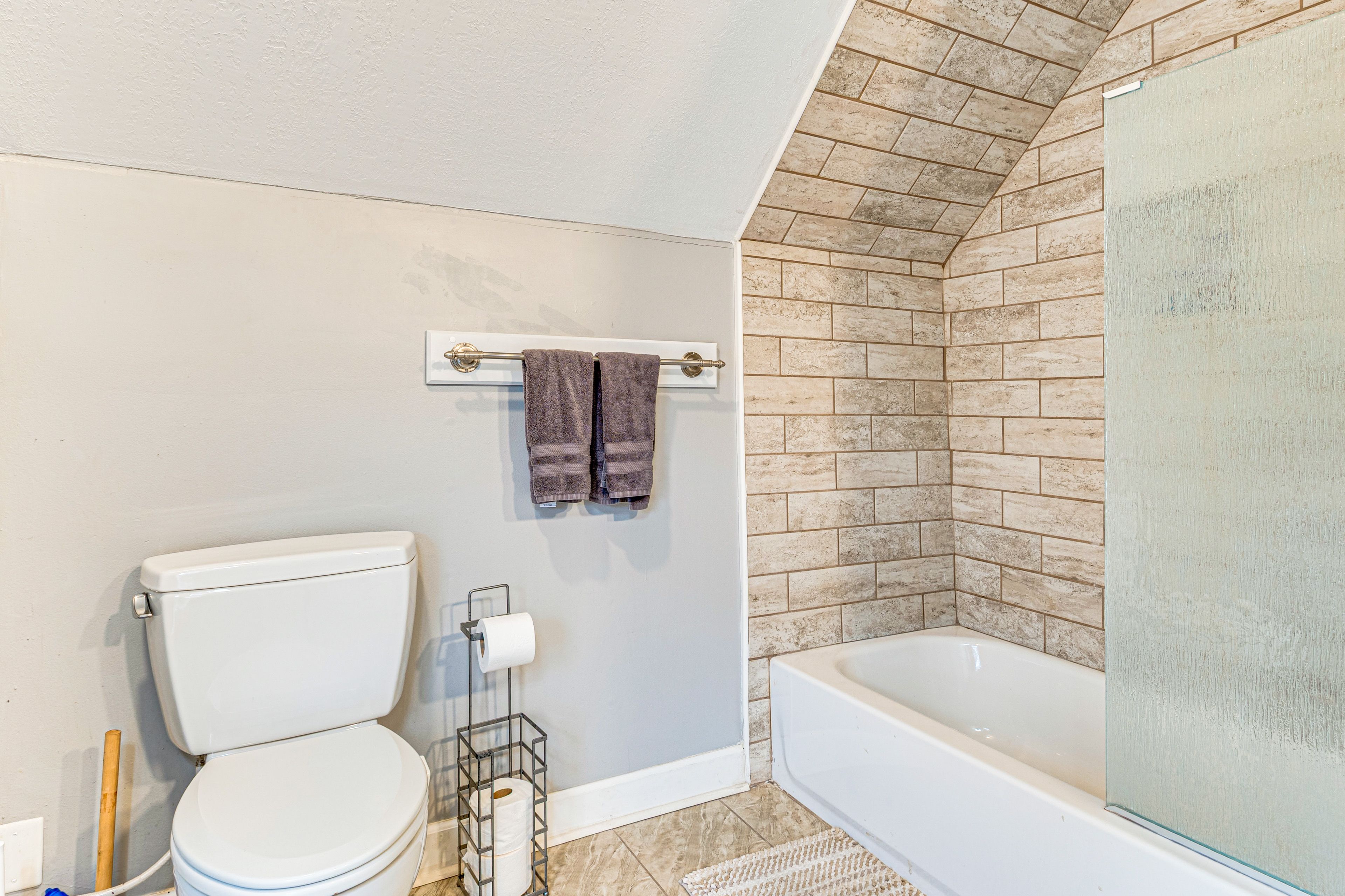 Full Bathroom | 2nd Floor | Complimentary Toiletries