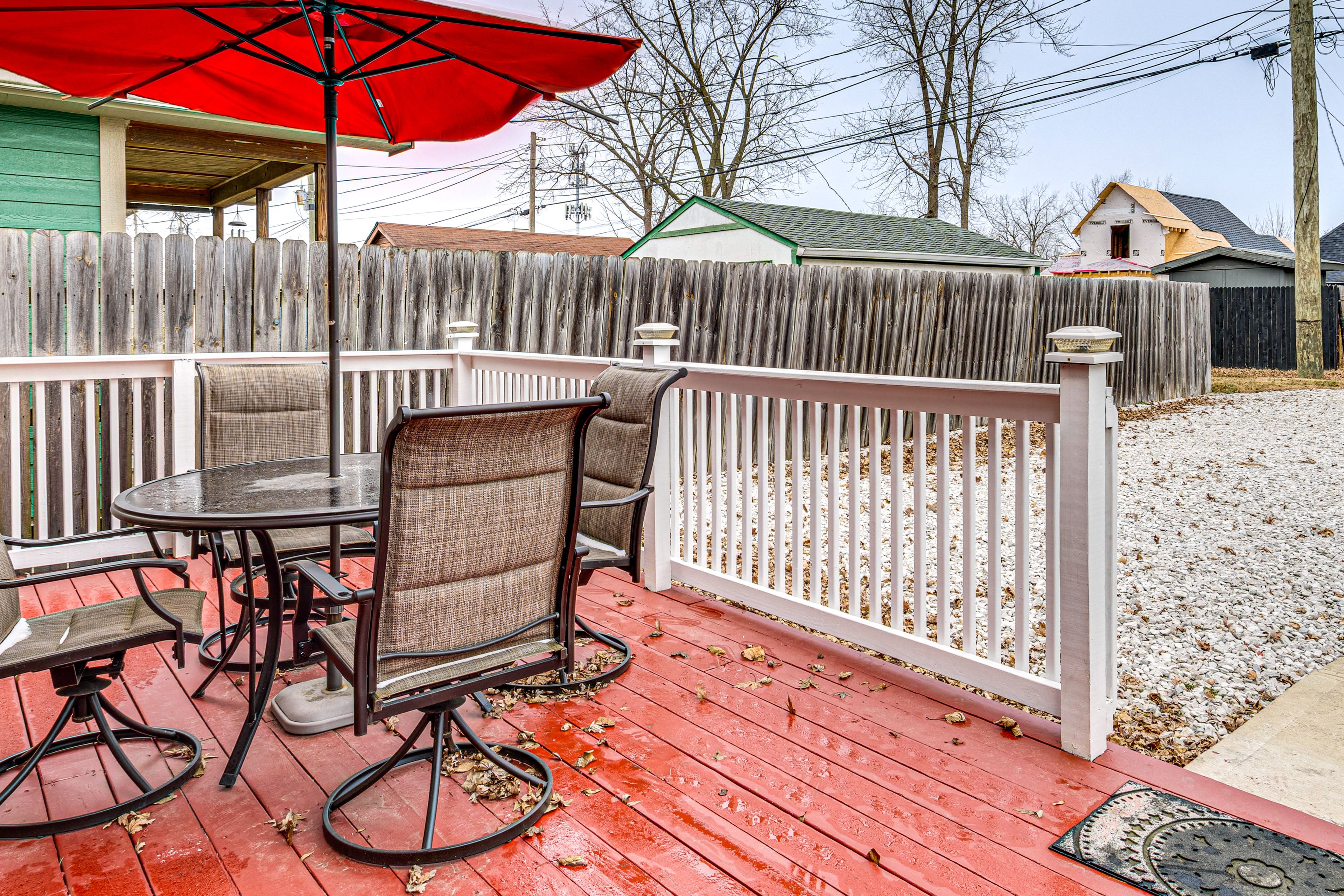 Deck w/ Dining Table